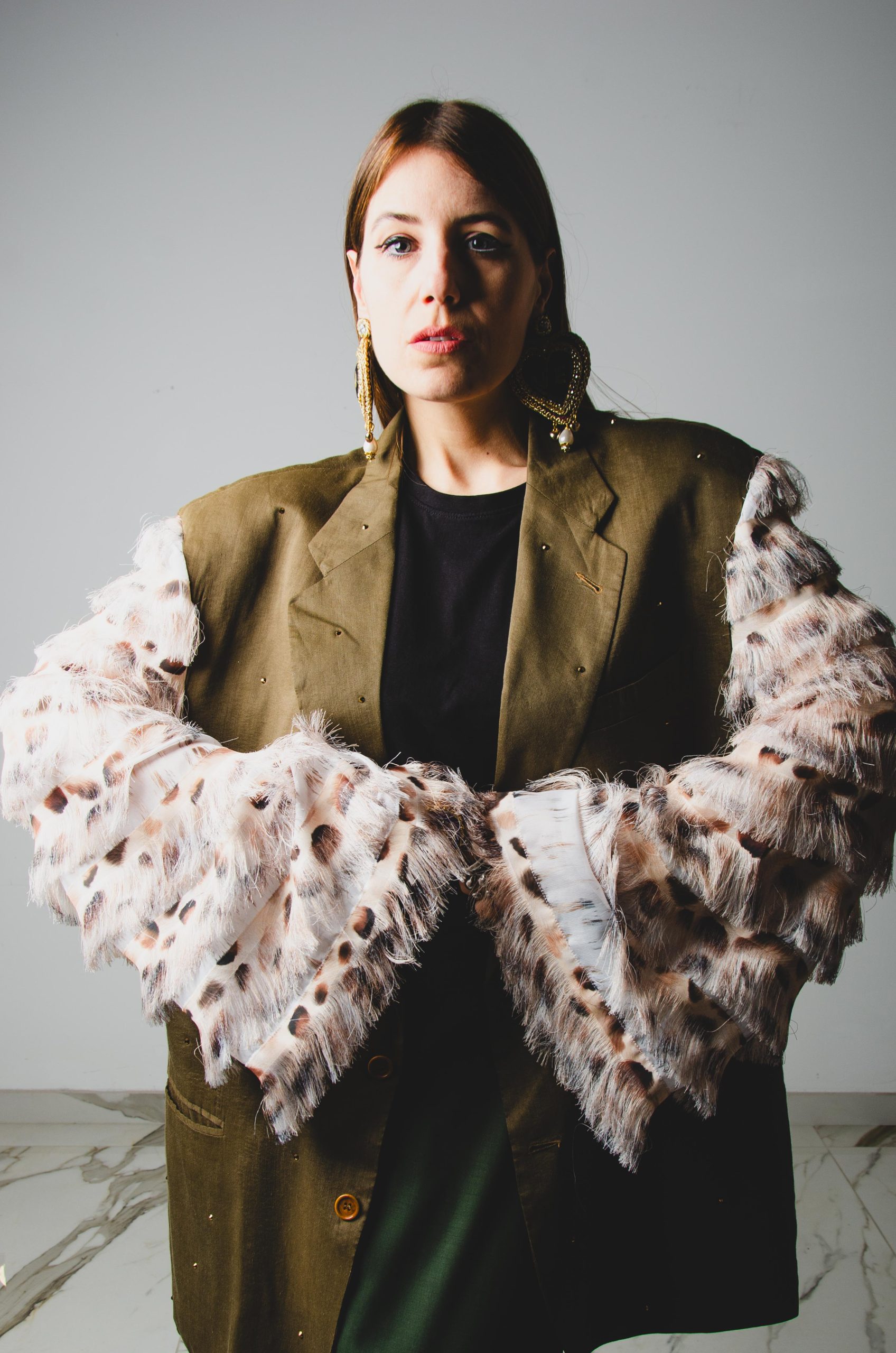 329 Giacca verde in lino e viscosa Tg 54 con strass oro e maniche con frange animalier