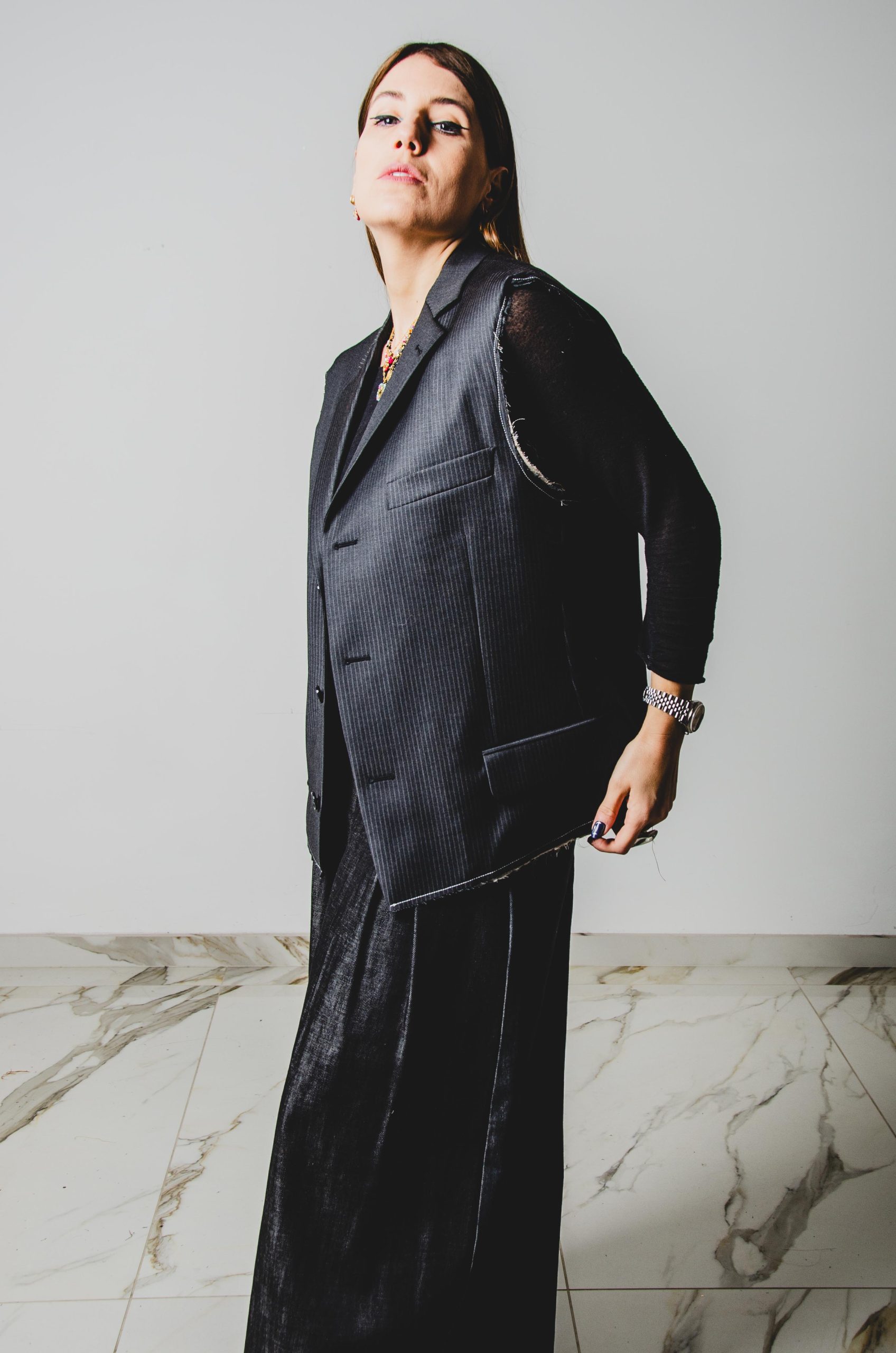 337 Gilet dal taglio maschile con cuciture tagliate a vista, gessata in 100% lana  - taglio over Tg 52