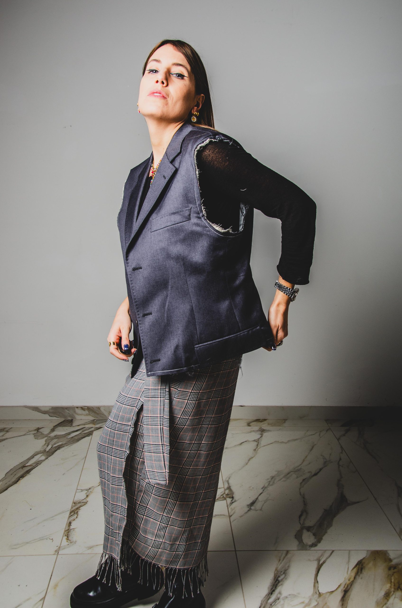 338 Gilet dal taglio maschile con cuciture tagliate a vista grigia in 100% lana  - taglio over Tg 52