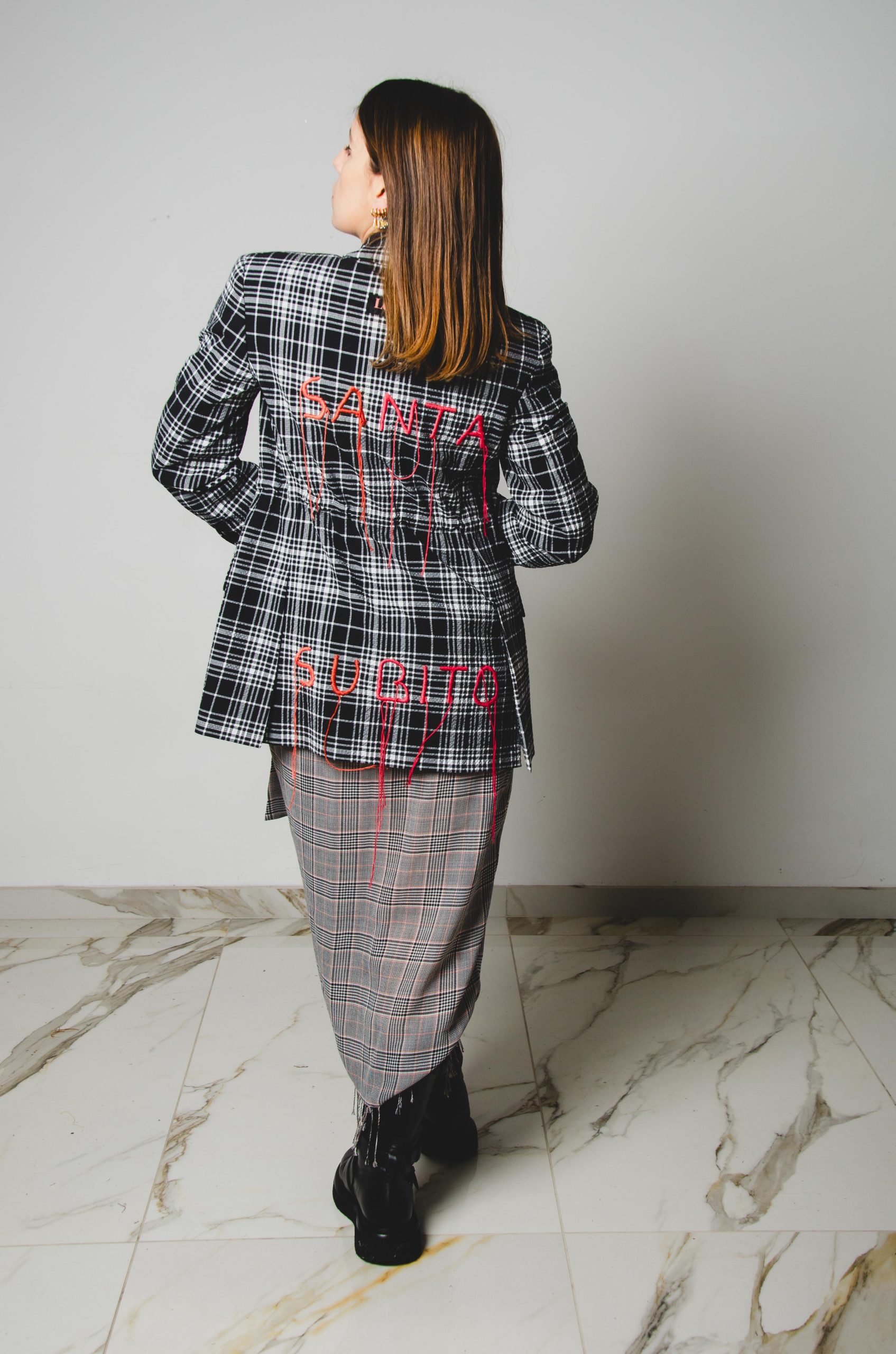 339 Giacca a quadri bianco e nero in cotone Tg 38 ricamo a mano "SANTA SUBITO"