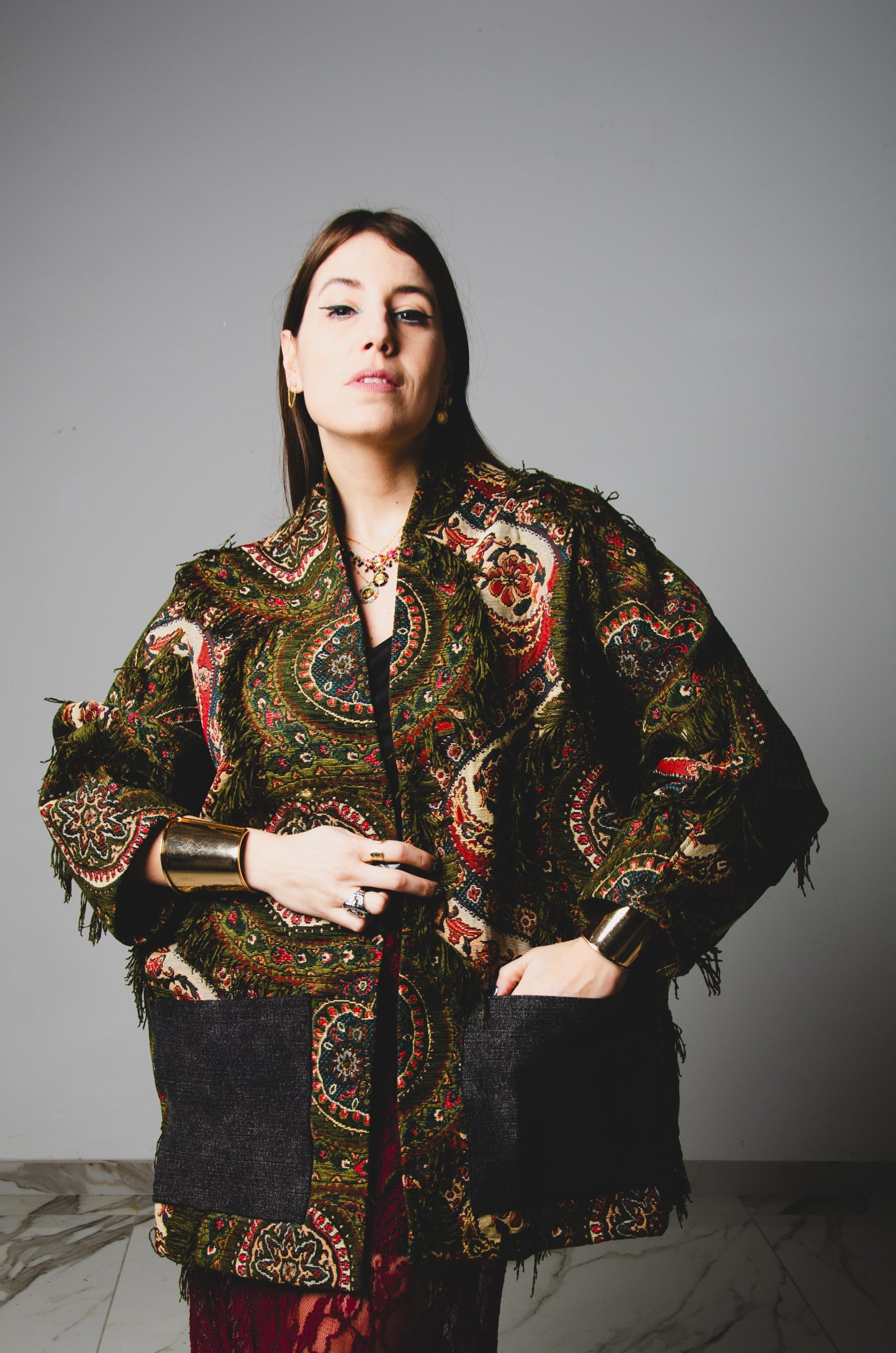 33 CAPPOTTO KOMOREBI CORTO IN TESSUTO VERDE CON FRANGE E TASCHE A CONTRASTO