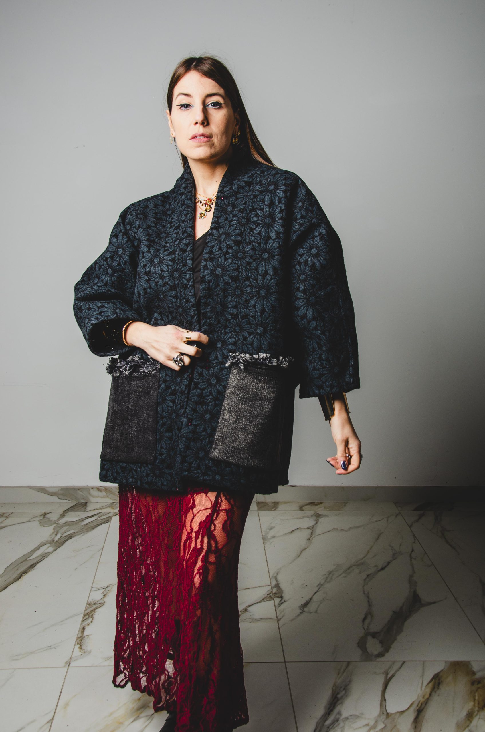 34 CAPPOTTO KOMOREBI CORTO IN TESSUTO D'ARREDONERO CON DISEGNO DI FIORI E TASCHE A CONTRASTO