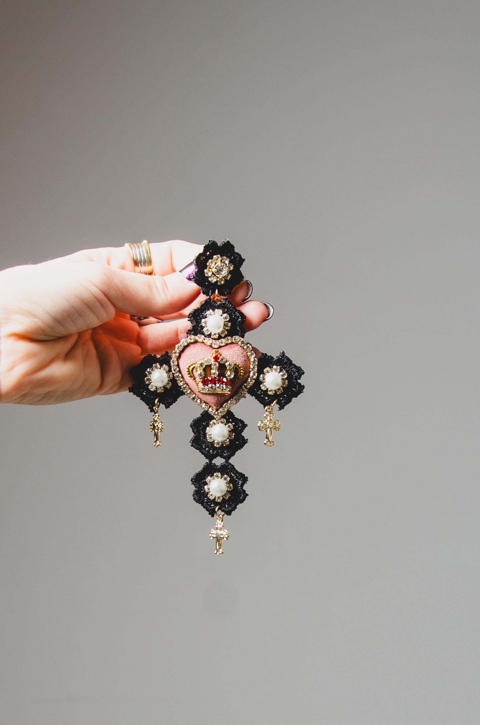 Orecchini grandi a forma di croce in pizzo con cuore in velluto rosa -con corone centrali
