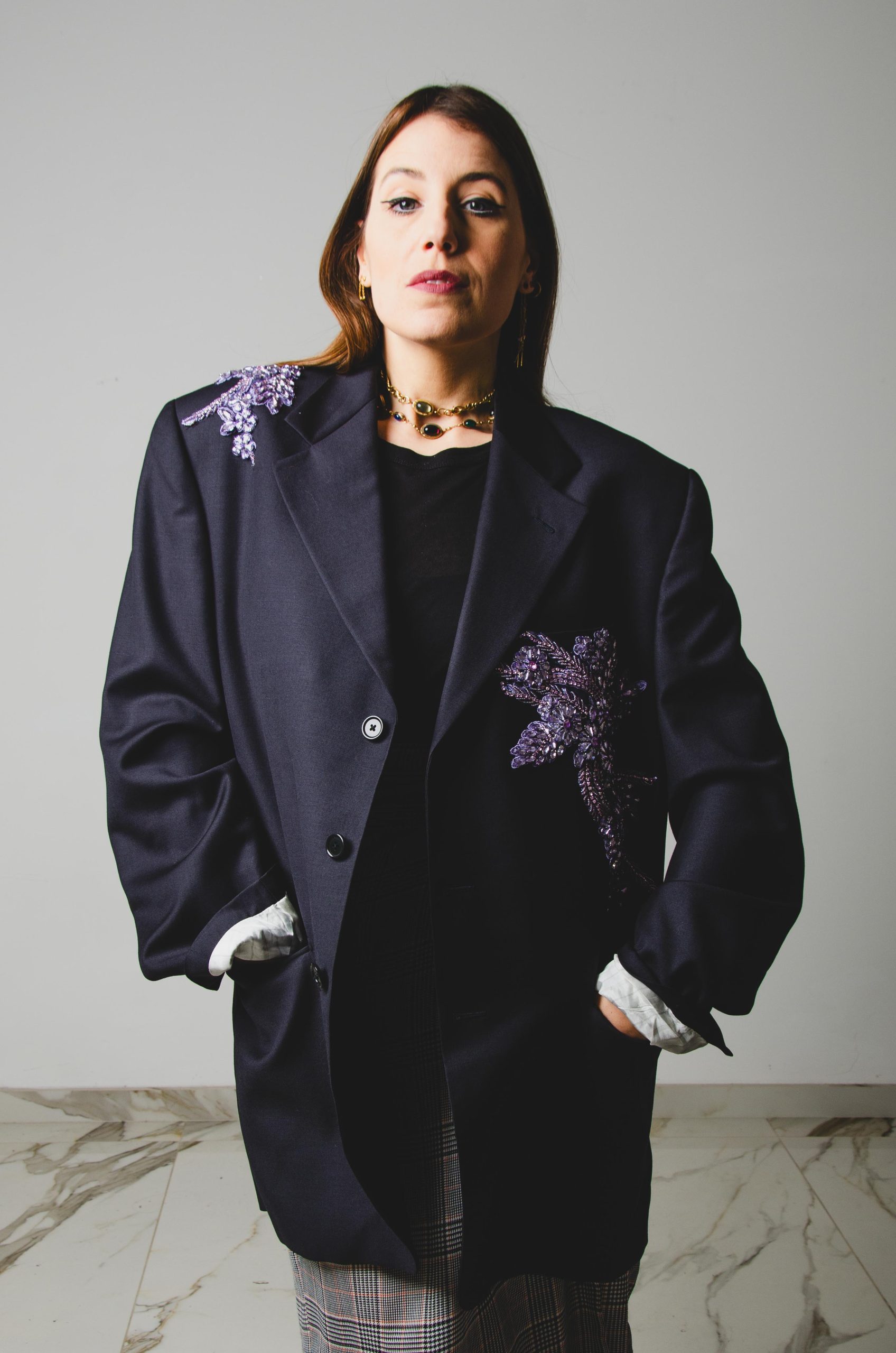 350 Giacca dal taglio maschile blu in pura lana vergine con ricami di pietra lilla Tg 54