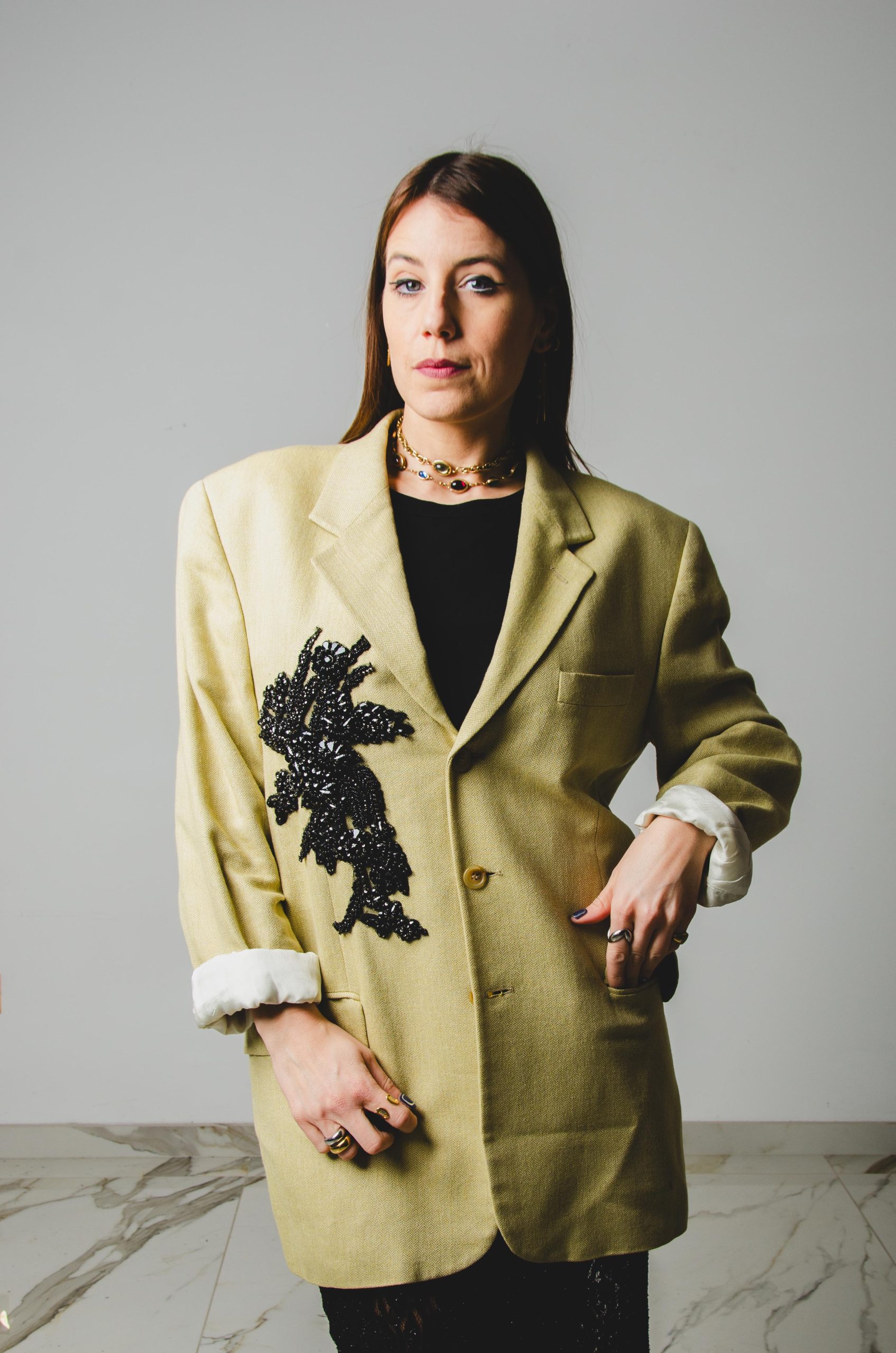 354 Giacca dal taglio maschile senape in lino e viscosa con applicazione nera Tg 48