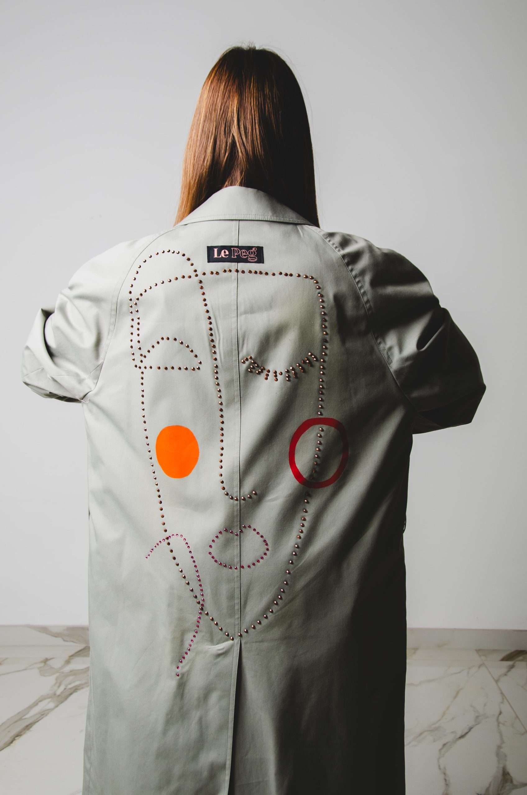 Trench vintage upcycling grigio con manica reglan e strass bronzo con illustrazione dipinta a mano