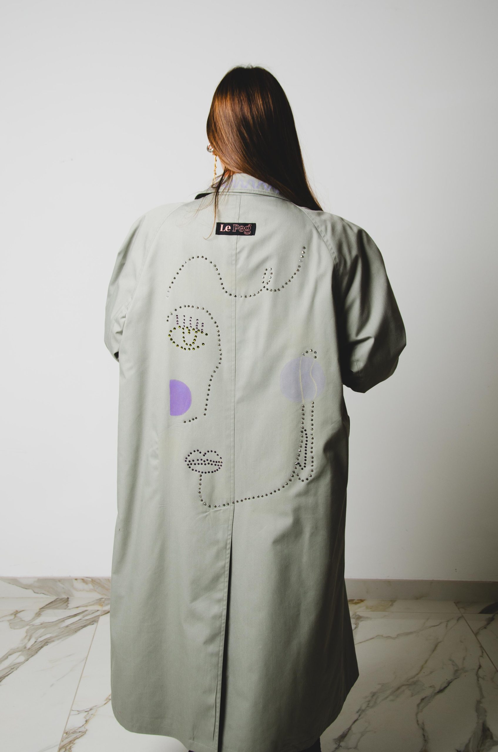 Trench vintage upcycling grigio con manica reglan e strass argento con illustrazione dipinta a mano
