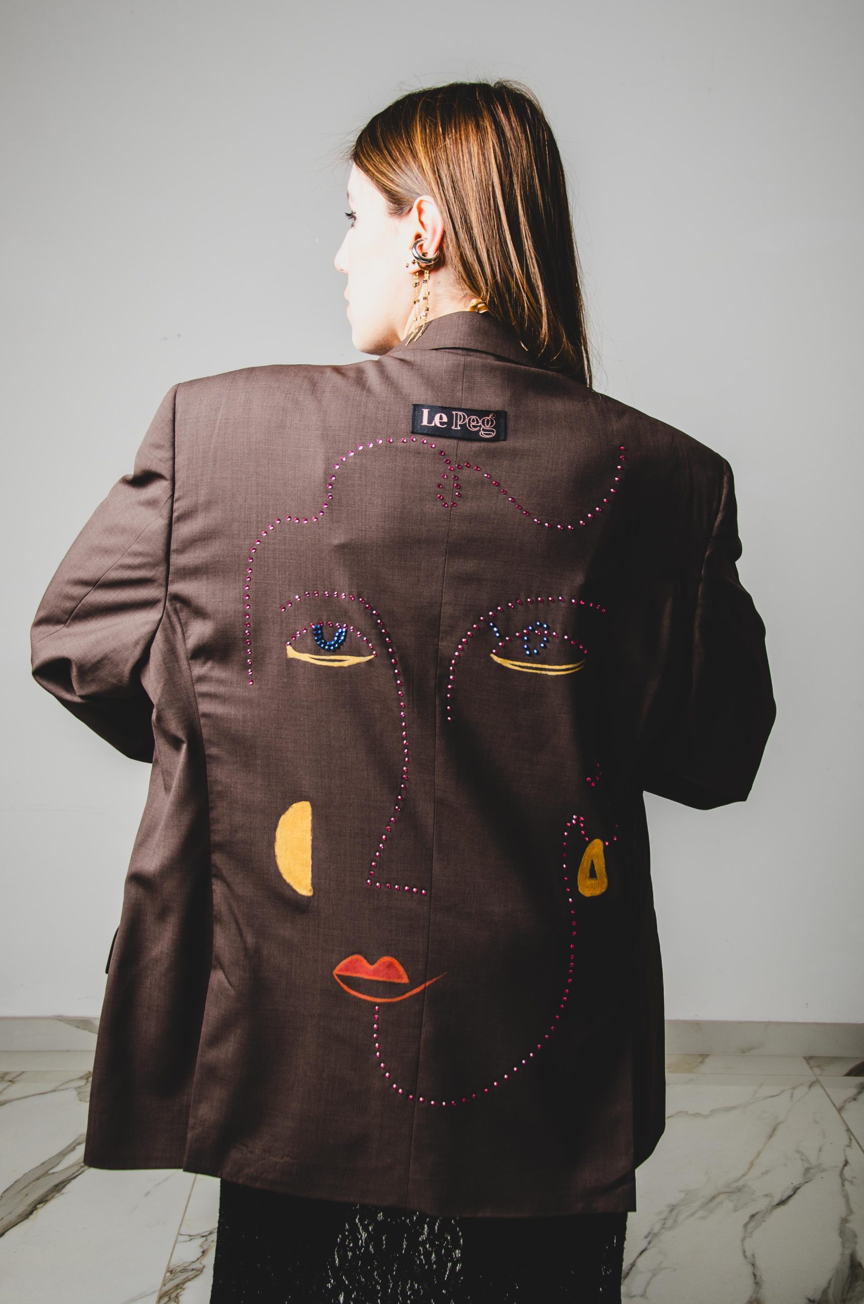 361 Giacca vintage dal taglio maschile cioccolato con illustrazione di strass e colori TG 50