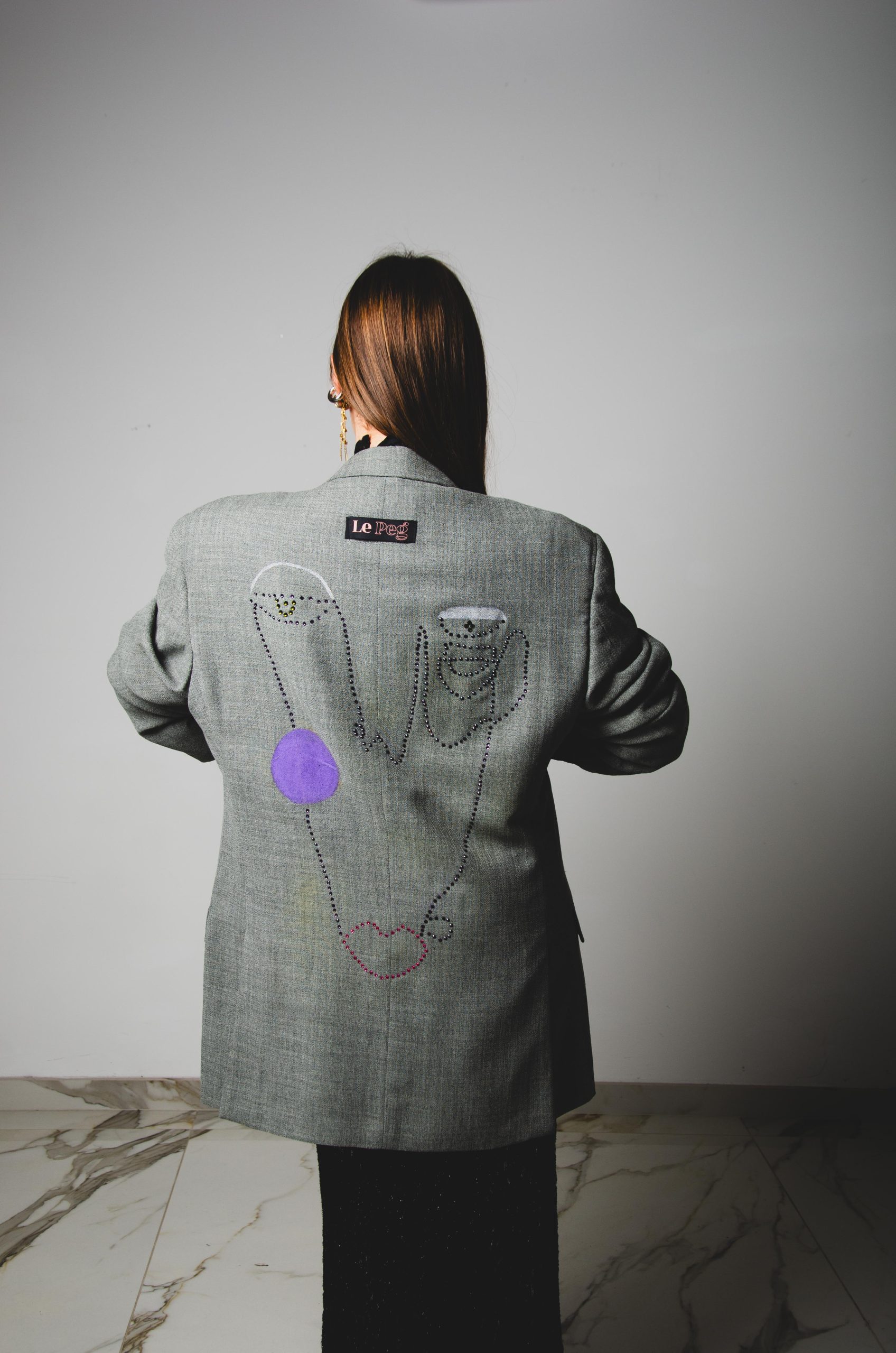 367 Giacca vintage dal taglio maschile grigia con illustrazione di strass e colori TG 50 in 100% lana vergine