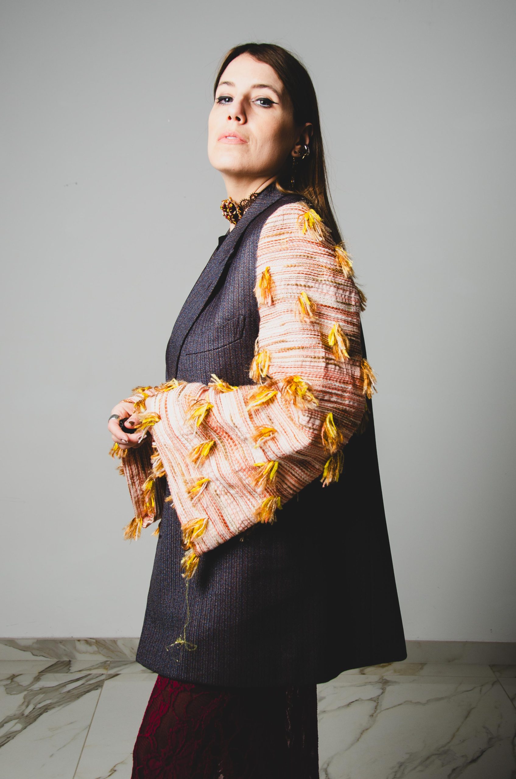 369 Giacca sartoriale doppiopetto gessata in lana con maniche in jaquard con frange giallo/arancio Tg 50/52