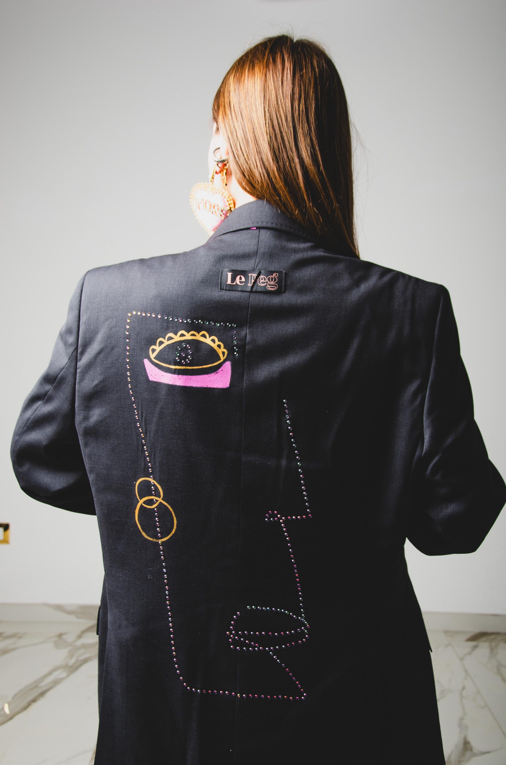 377 Giacca vintage grigio scuro con illustrazione di viso con colori e strass Tg 52