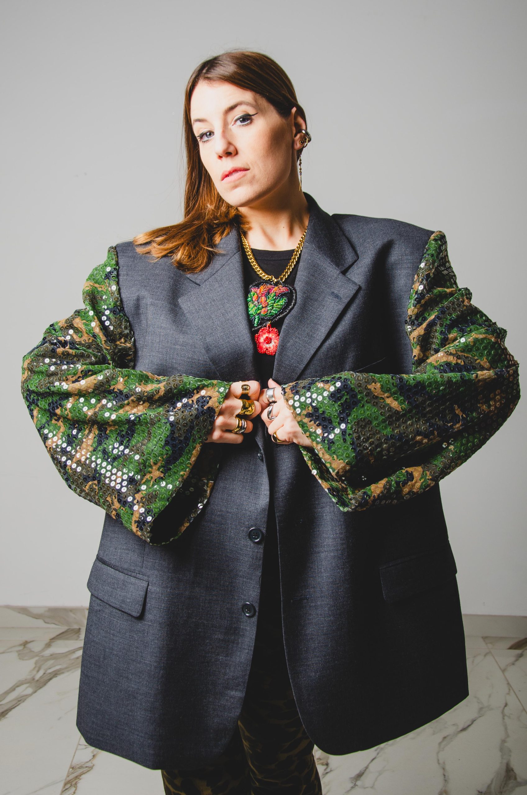 379 Giacca grigia 3 bottoni in pura lana vergine con mantiche camouflage di paillettes verdi Tg 58