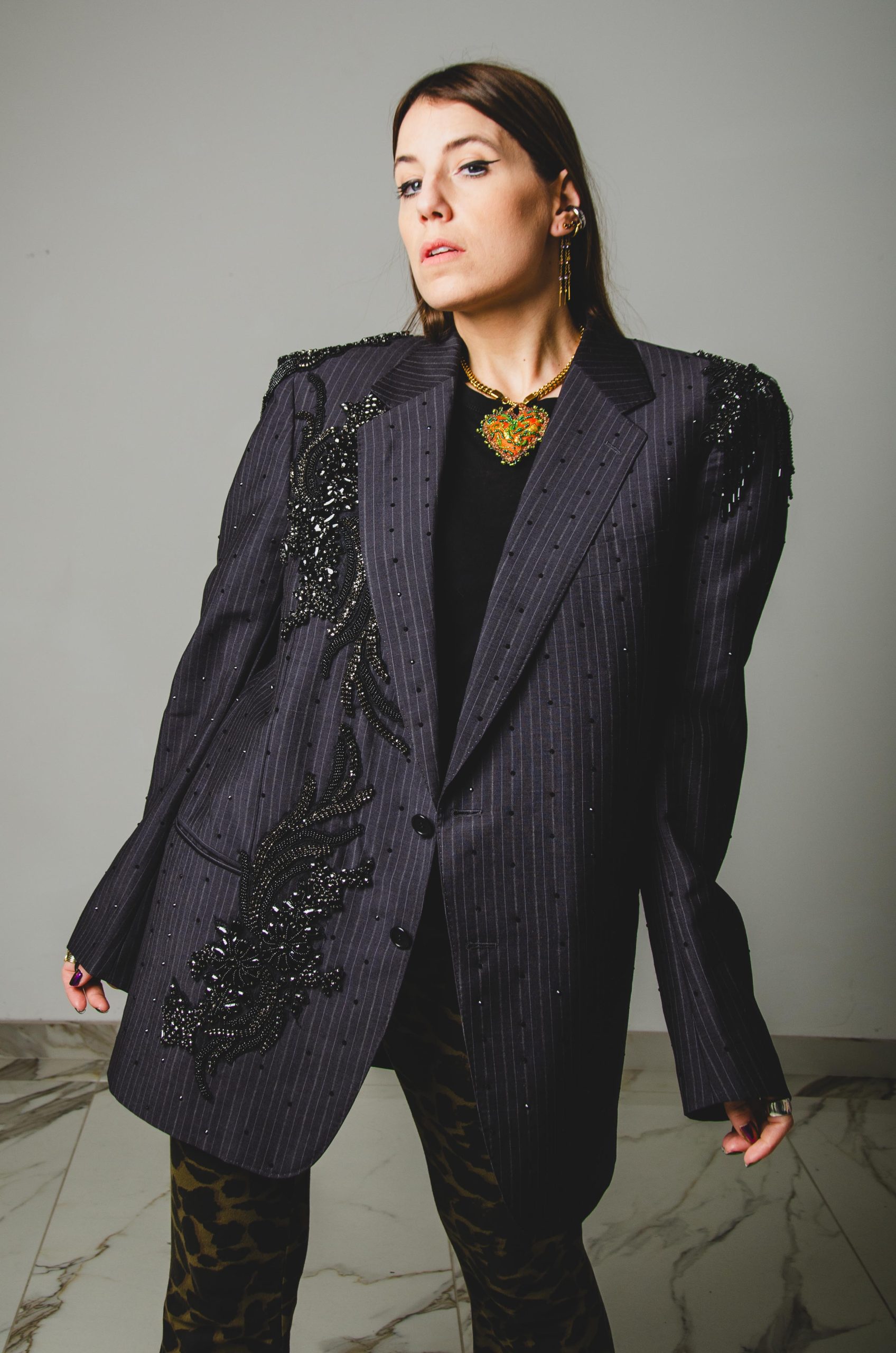 382 Giacca gessata grigio scuro "Bertotto" 2 bottoni in lana e mohair con strass neri e ricami di pietre - Tg 52