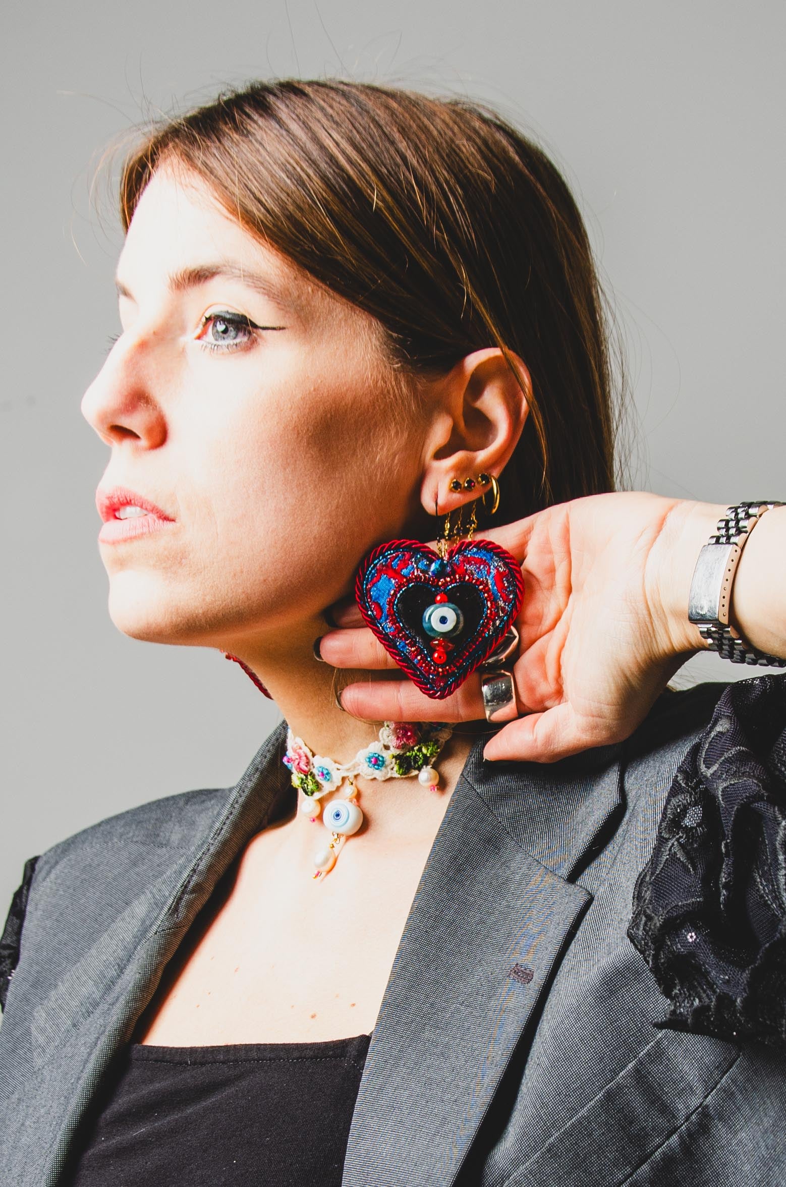 Orecchini ricamati a mano con cuori grandi azzurro e rosso con occhio di ceramica