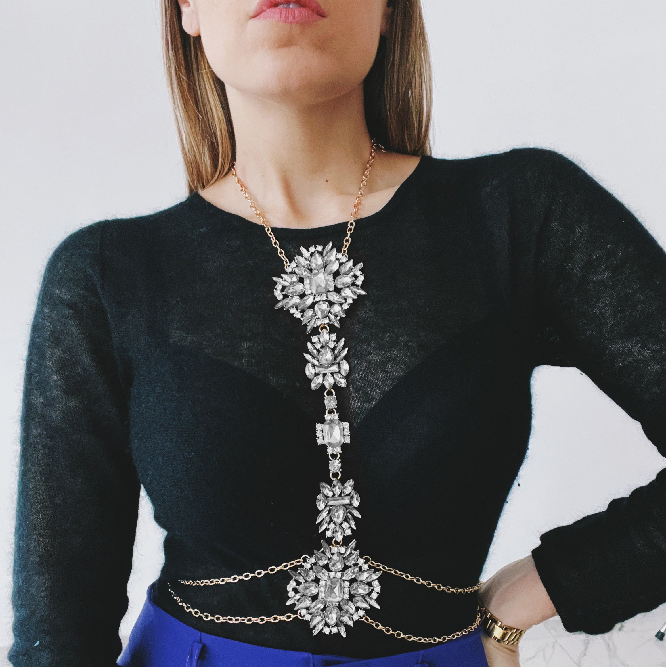 Collana corpo con pietre in vetro color bianco su base doarata