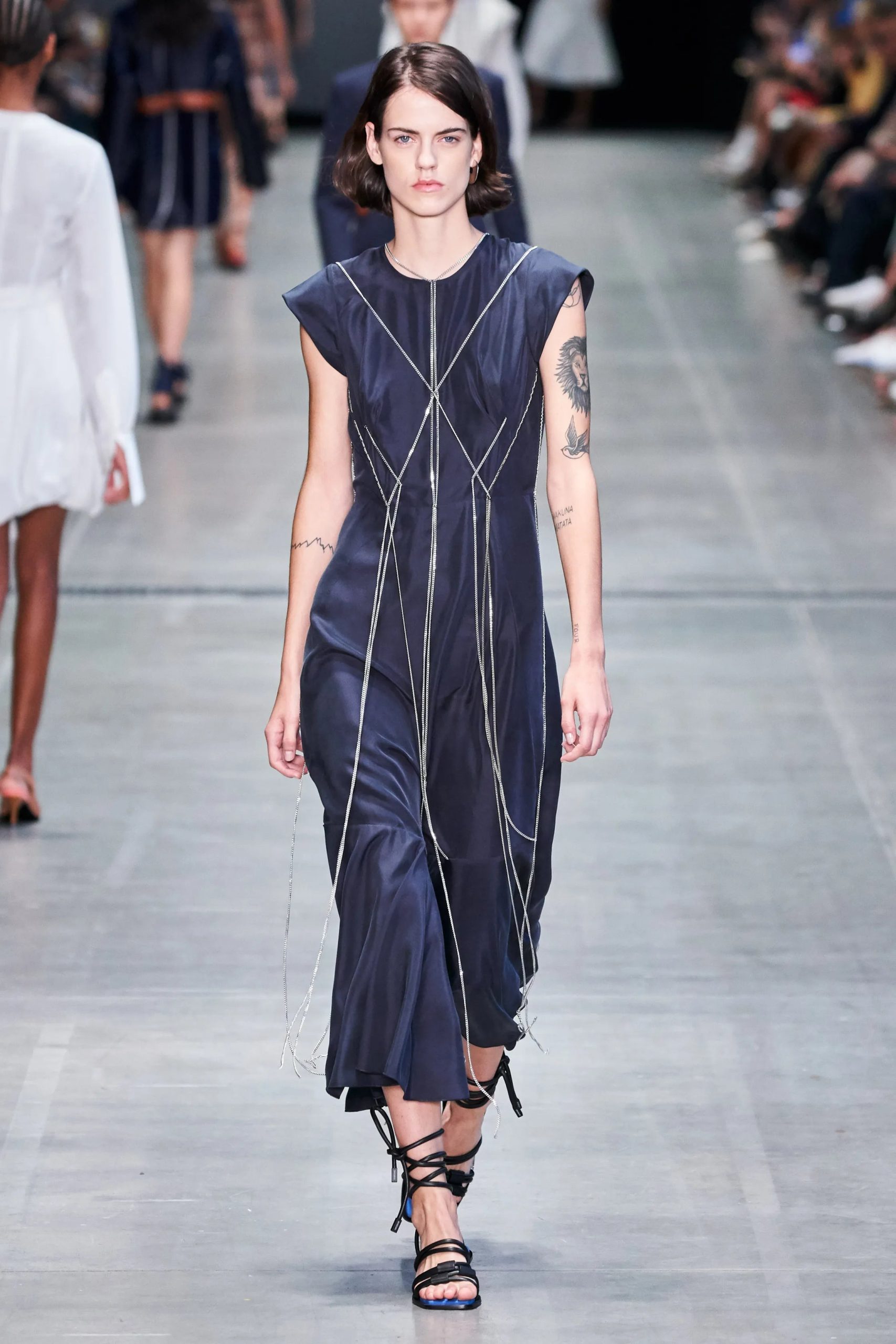 Abito in crêpe di seta con catene metalliche