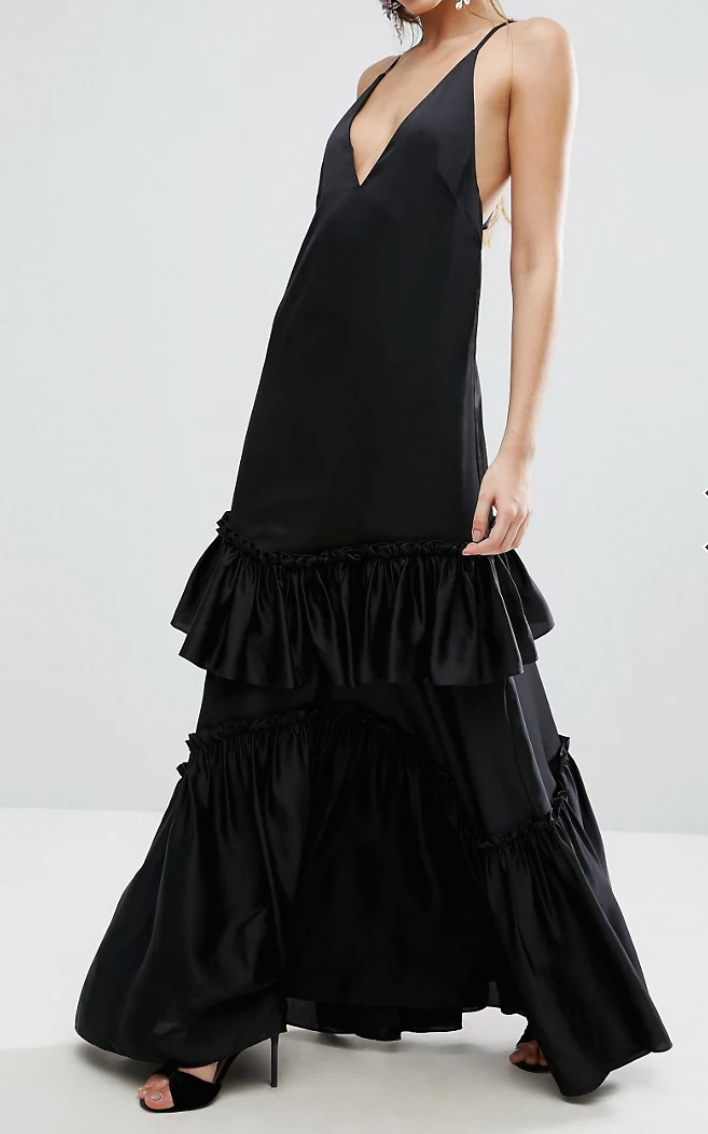 Vestito lungo in satin nero con scollo profondo e balze