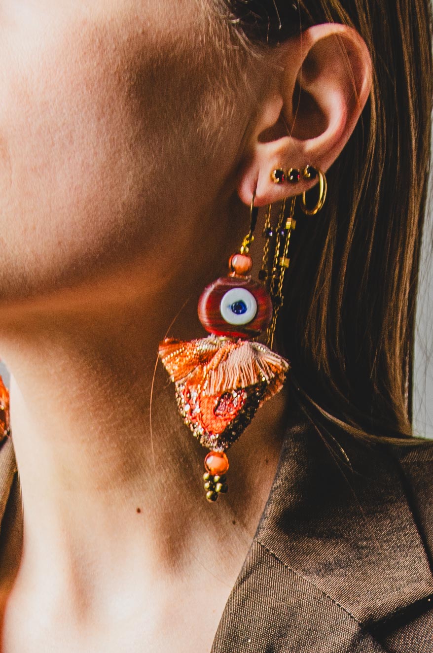 Orecchini ricamati a mano con cuori pendenti e occhi di ceramica arancione