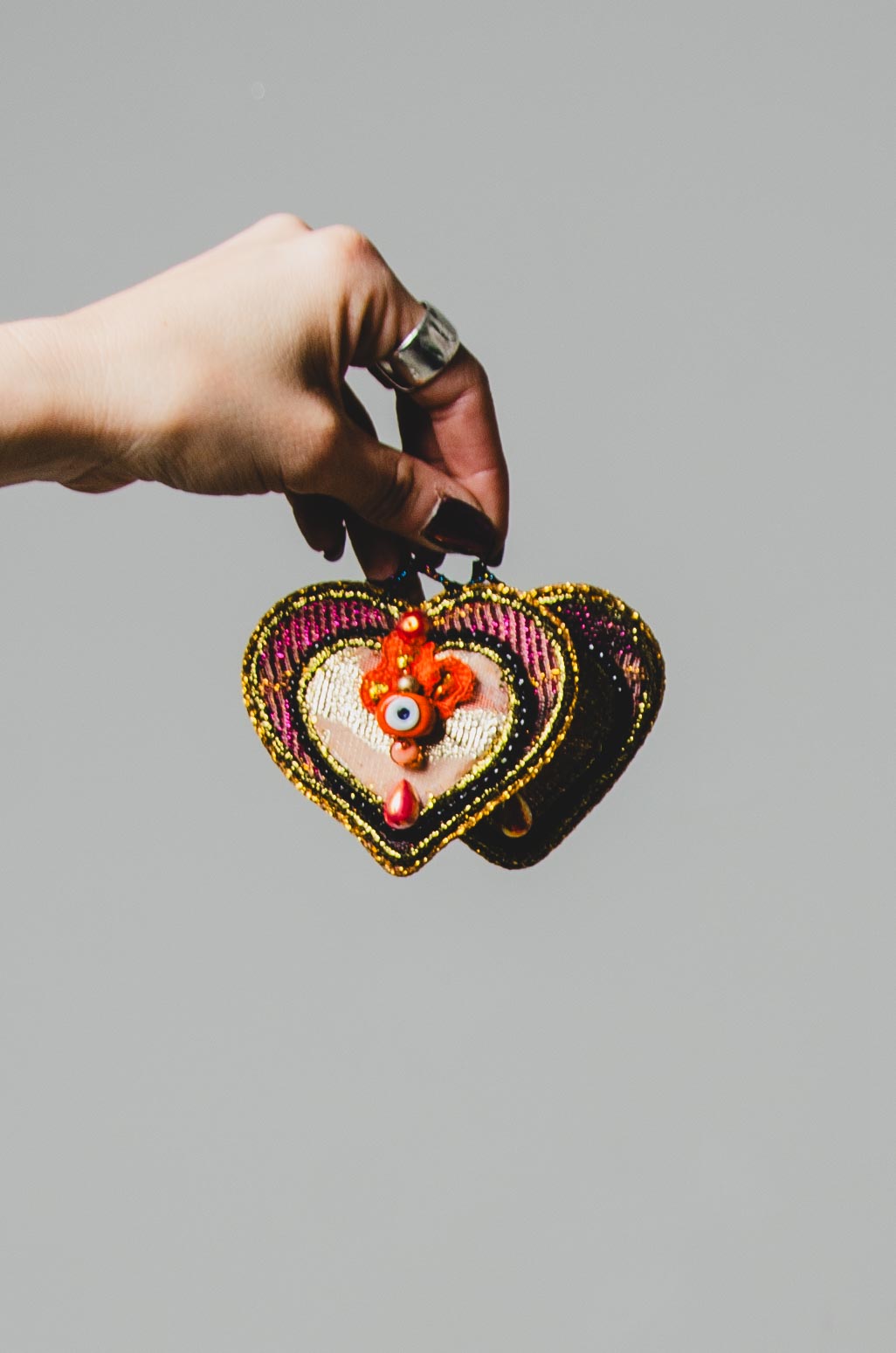 Orecchini ricamati a mano con cuori grandi e occhi di ceramica arancione