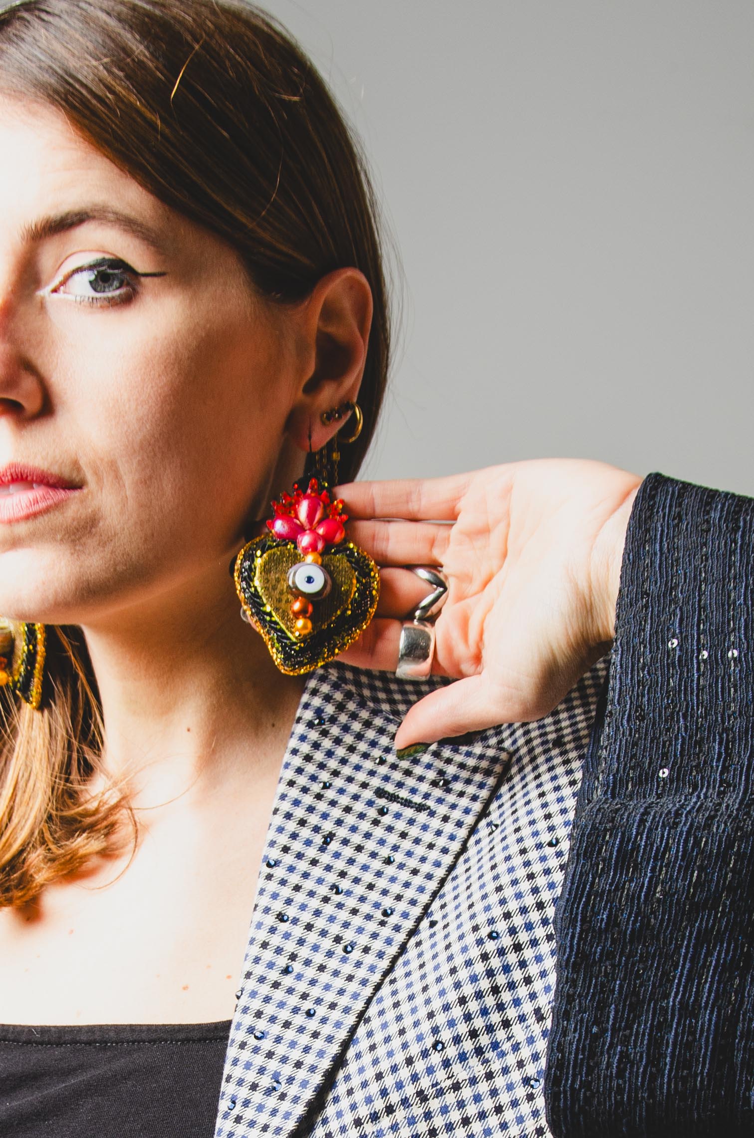 Orecchini ricamati a mano con cuori oro e nero e occhi di ceramica