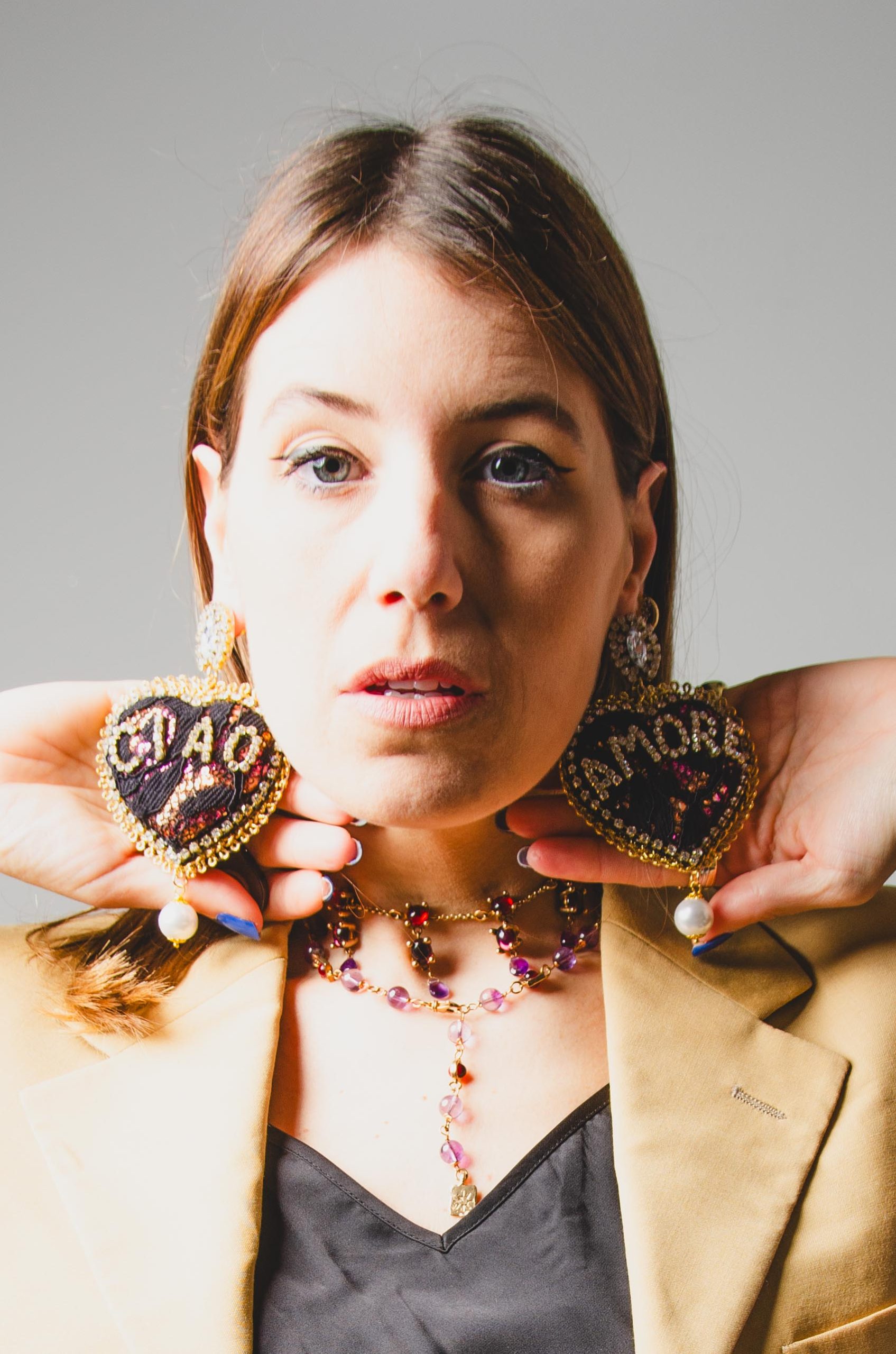 Orecchini grandi a forma di cuore con scritta CIAO AMORE strass - in tessuto paillettes rosa e pizzo nero con perla pendente