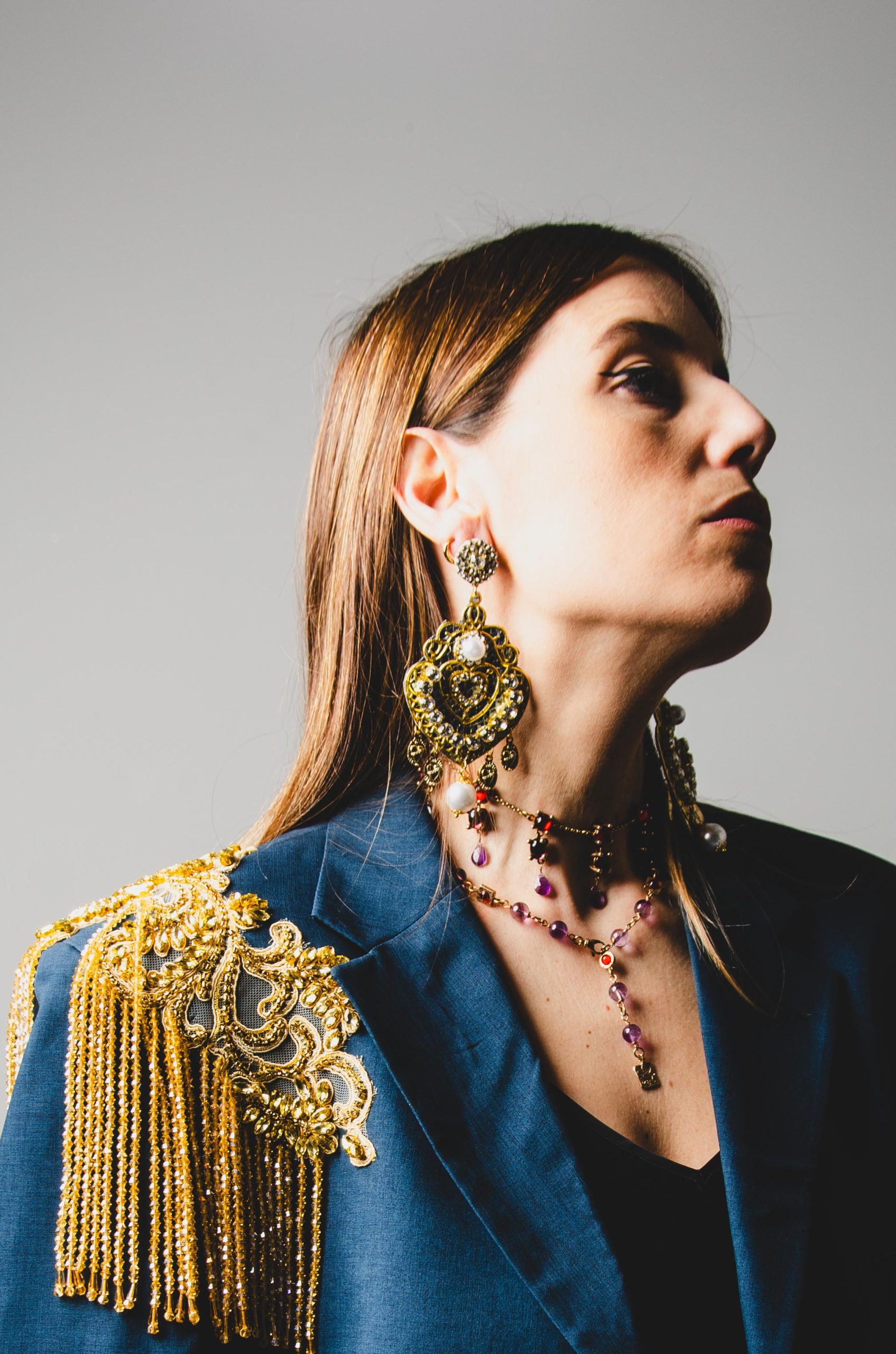 Orecchini grandi a forma di cuore in filigrana dorata con strass -in penne argento con medagliette e croci