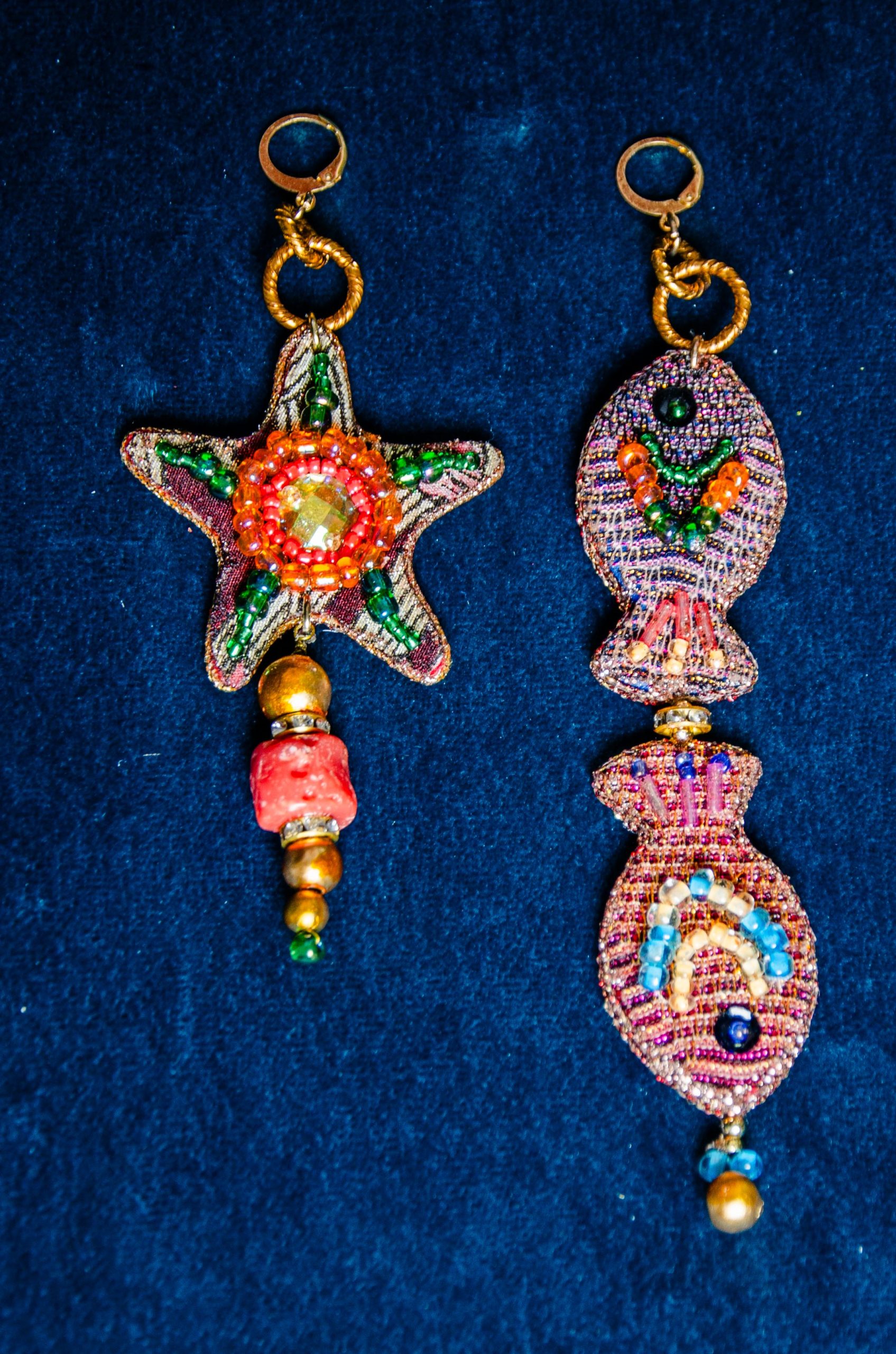 Orecchini 100% handmade ricamati a mano con stella marina e pesci pendenti