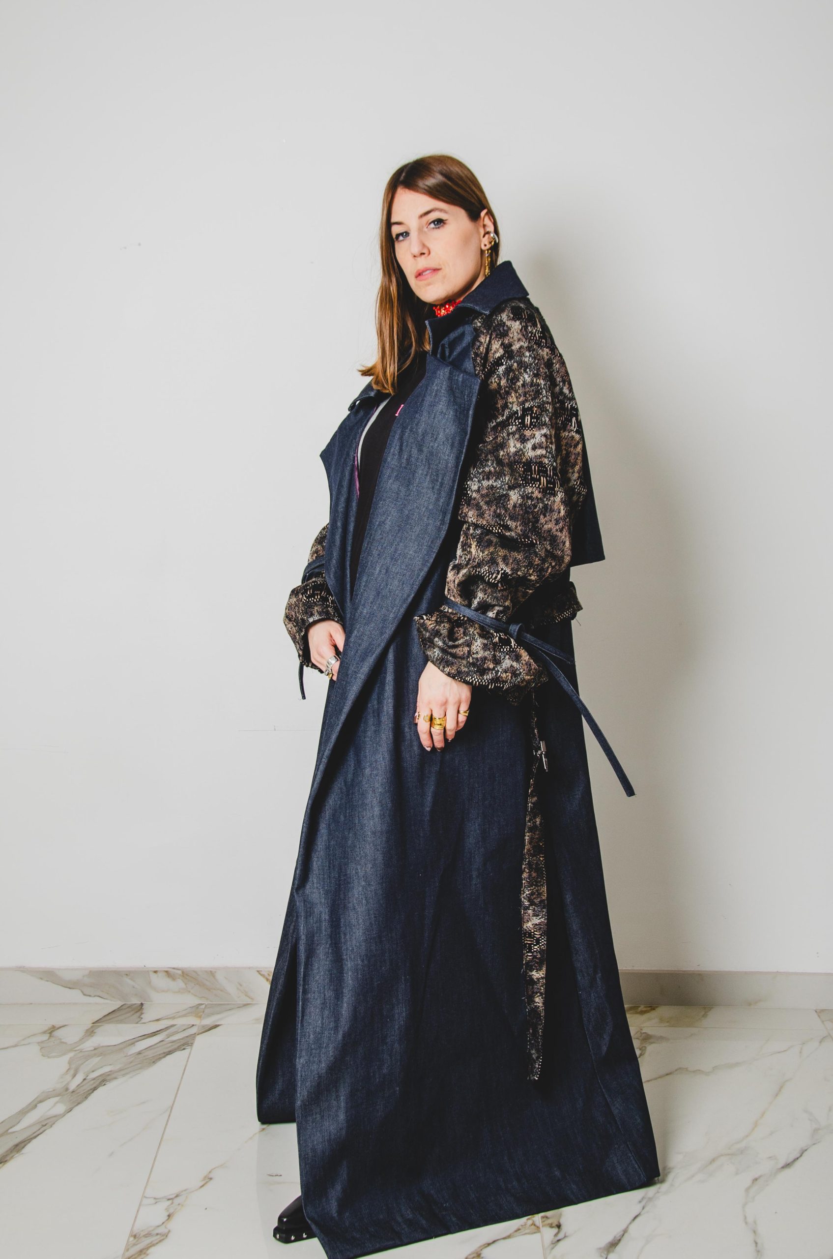 TRENCH WATSON SARTORIALE OVERSIZE IN JEANS E MANICHE A CONTRASTO IN TESSUTO OPERATO EFFETTO "ROVINATO"