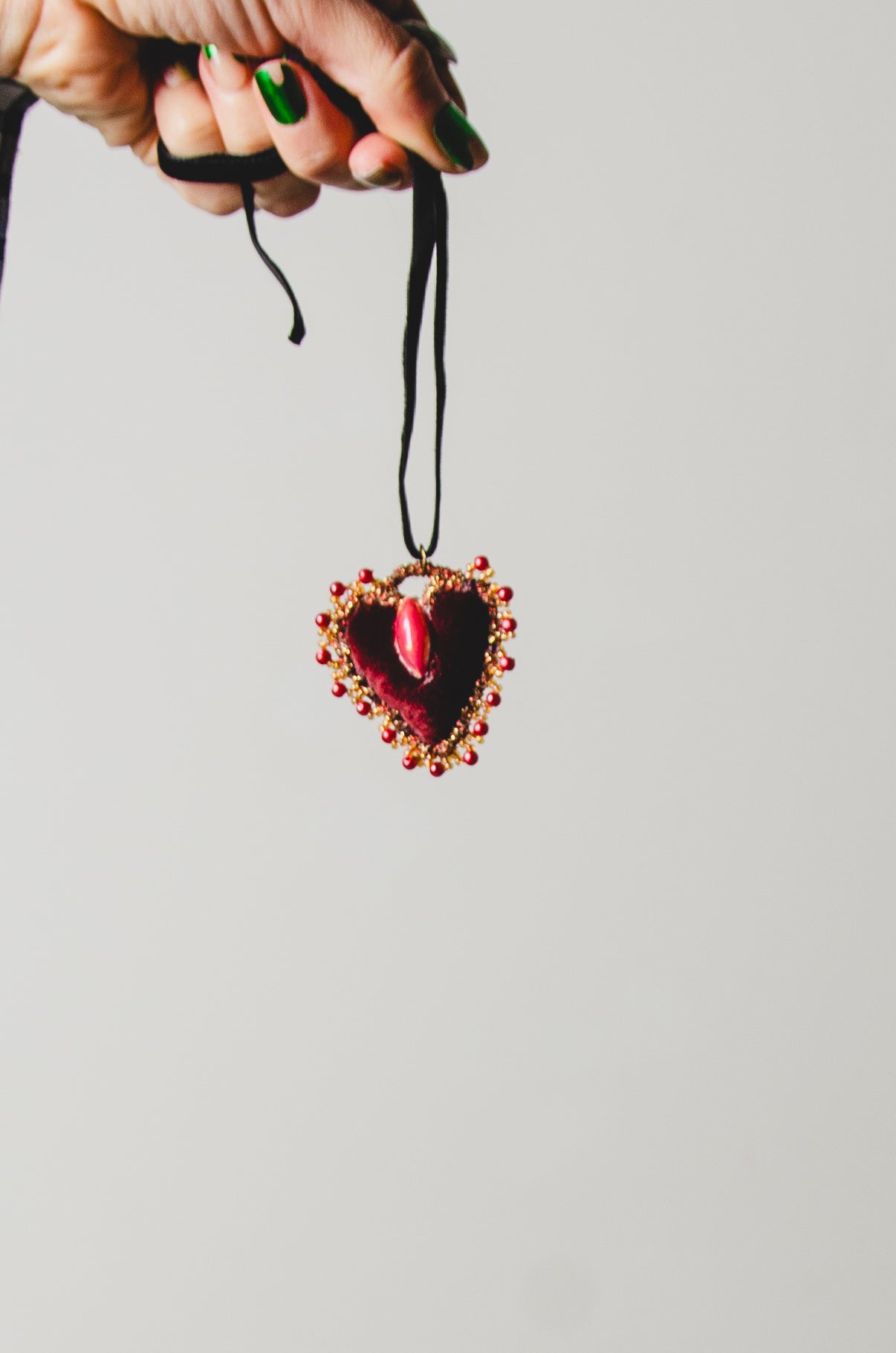 Collana Handmade con nastrino in camoscio nero e cuoricino in velluto bordeaux ricamato a mano con pietra centrale