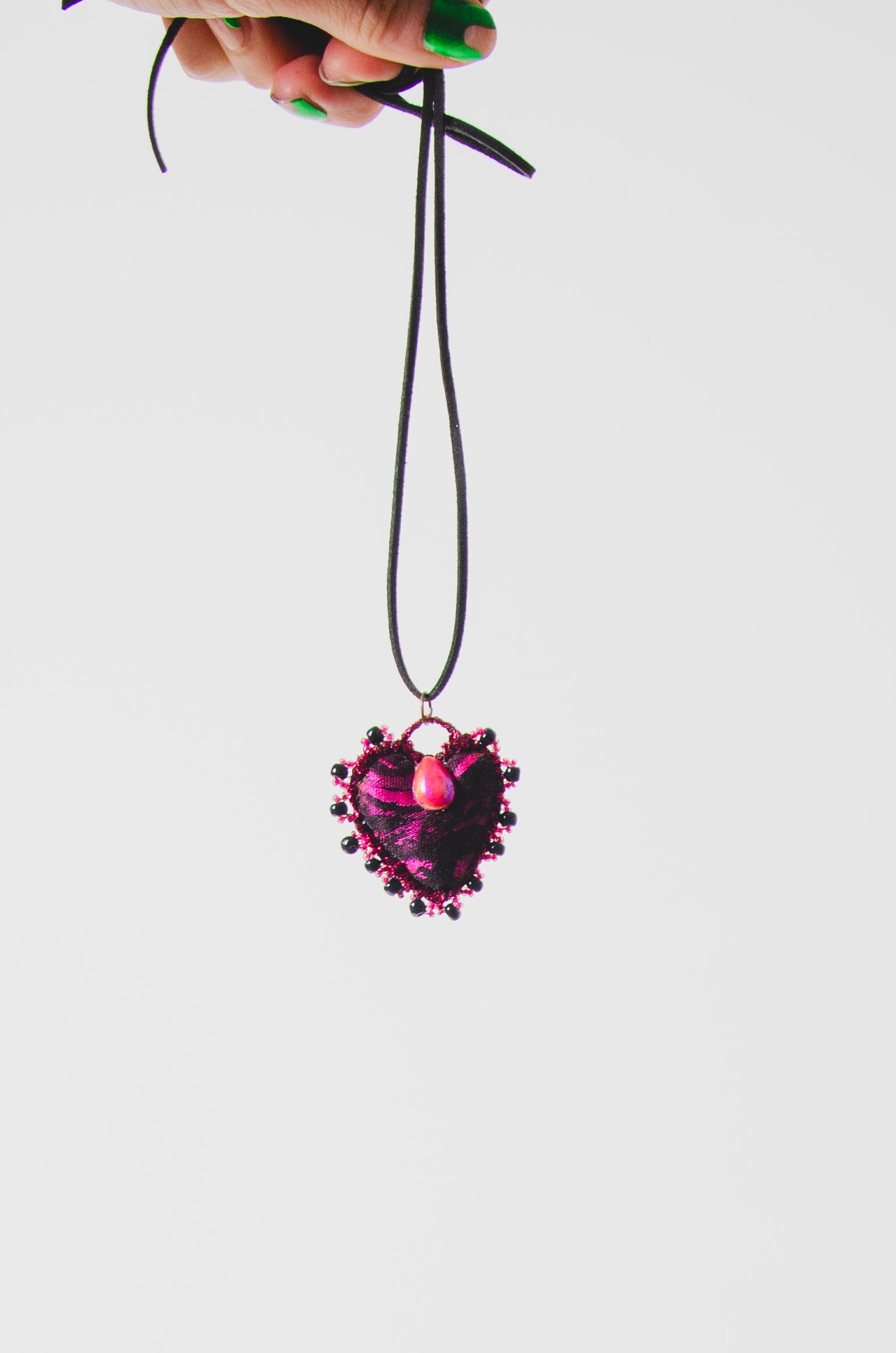 Collana Handmade con nastrino in camoscio nero e cuoricino in jaquard fucsia ricamato a mano con pietra centrale