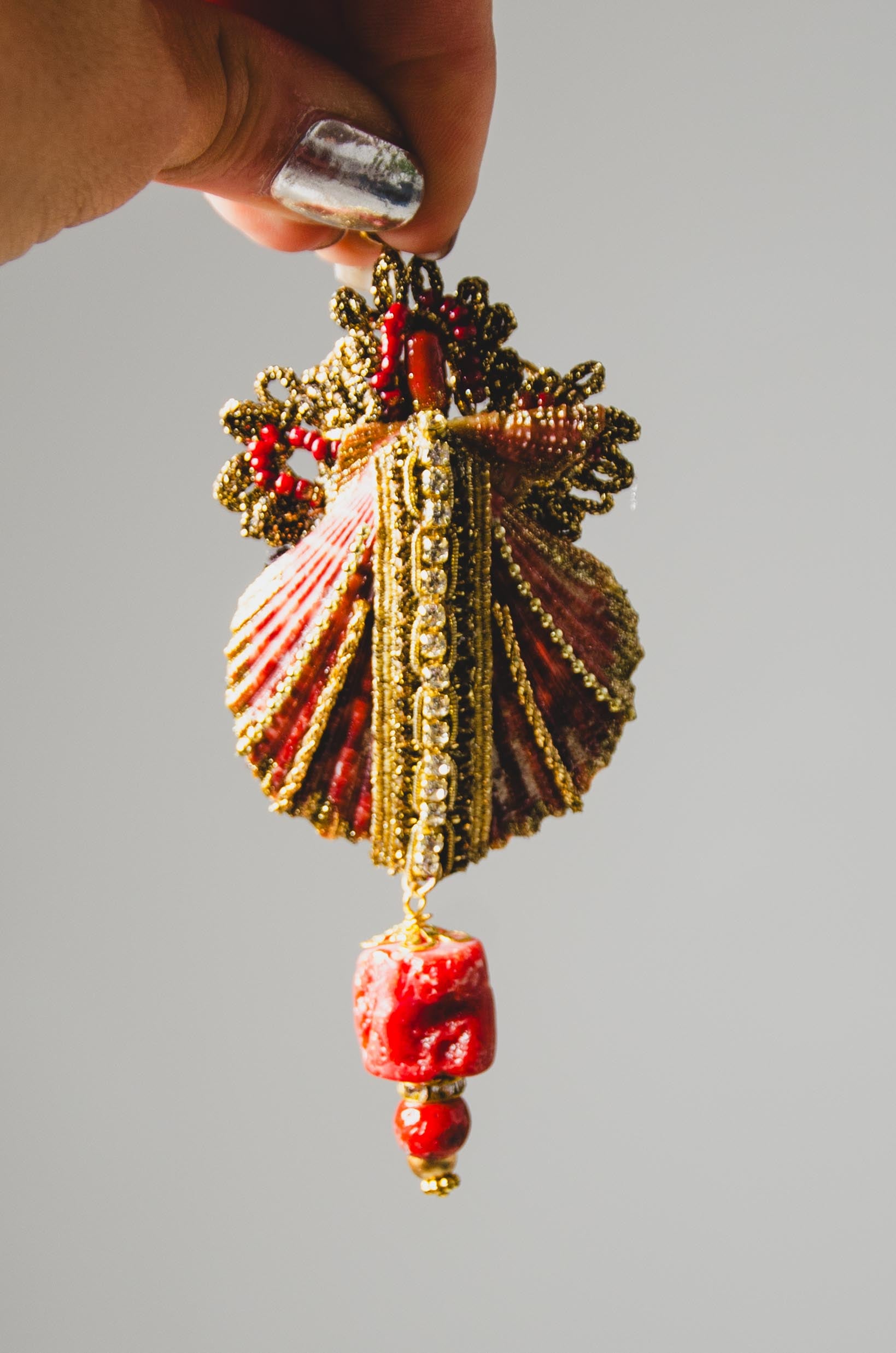 Orecchini grandi realizzati con conchiglie ricoperte di strass  - con pietra pendente