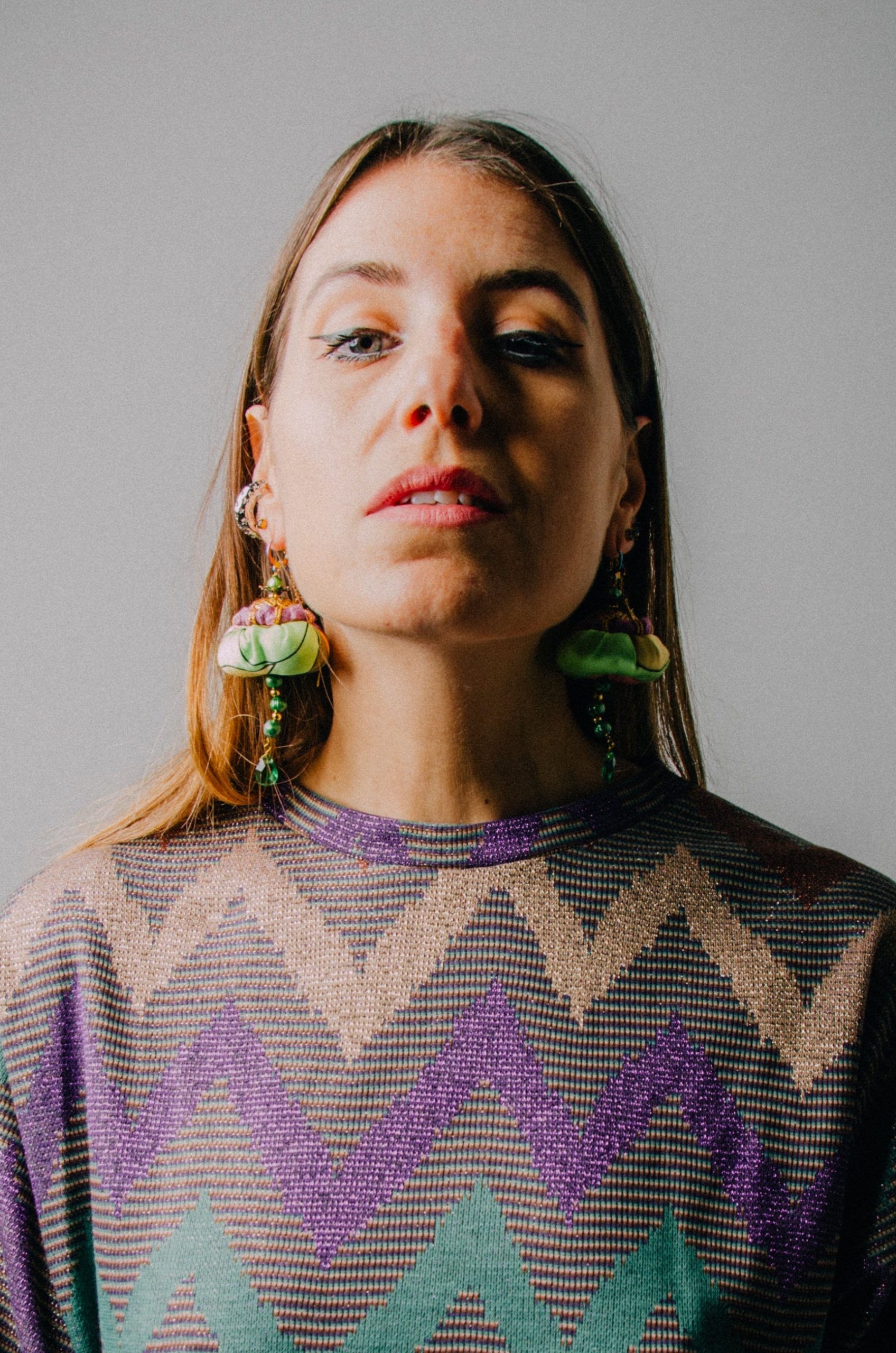 Orecchini ricamati a mano modello "PAGODA" in seta verde con pietre pendenti