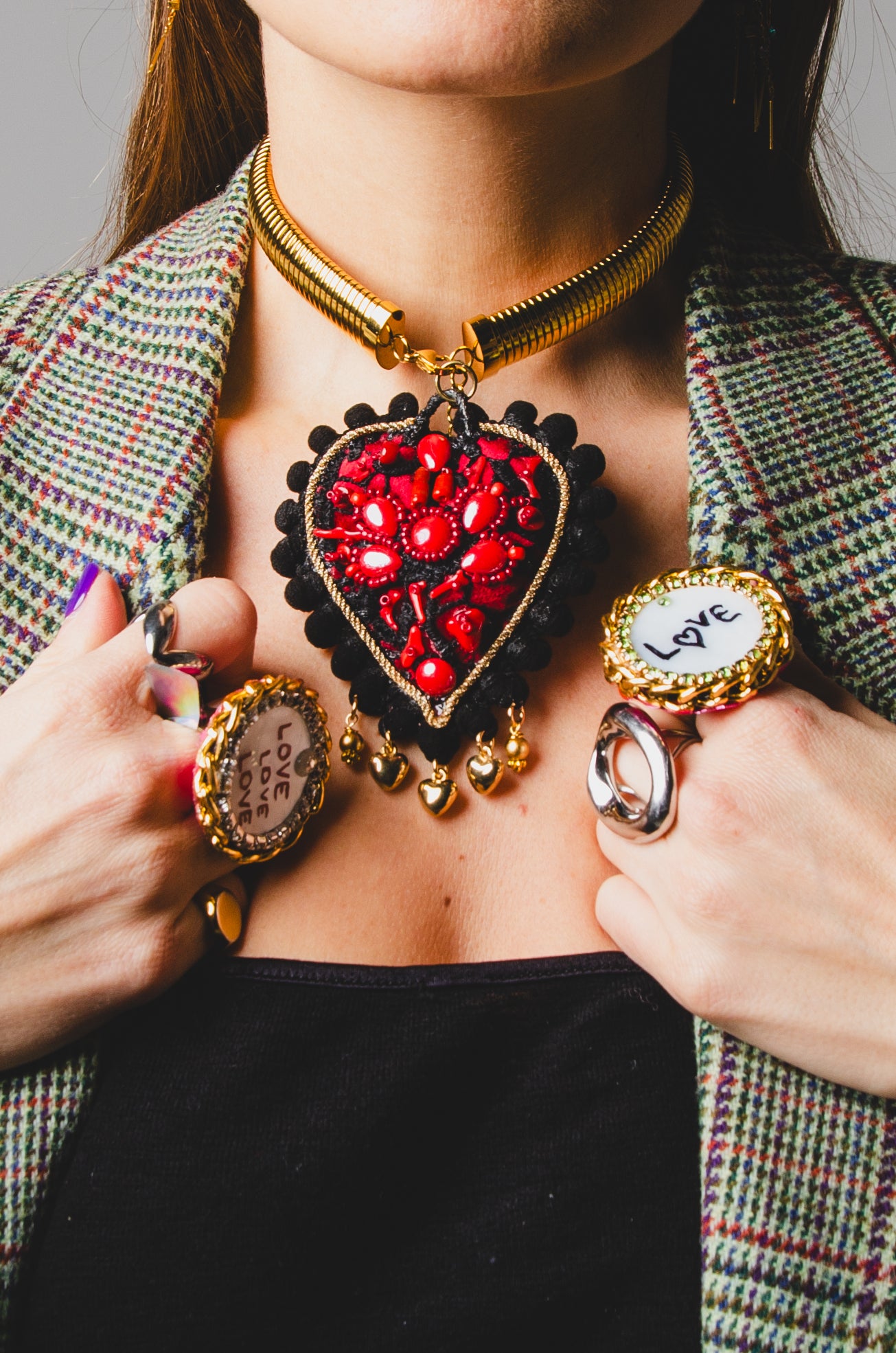 Collana 100% Handmade con cuore ricamato a mano in velluto rosso e passamaneria nera, con perle e coralli rossi e catena in acciaio inossidabile dorata