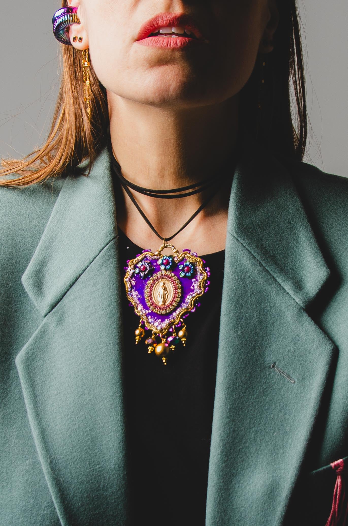 Collana chocker con cordino in camoscio nero e cuore viola ricamato con medaglietta