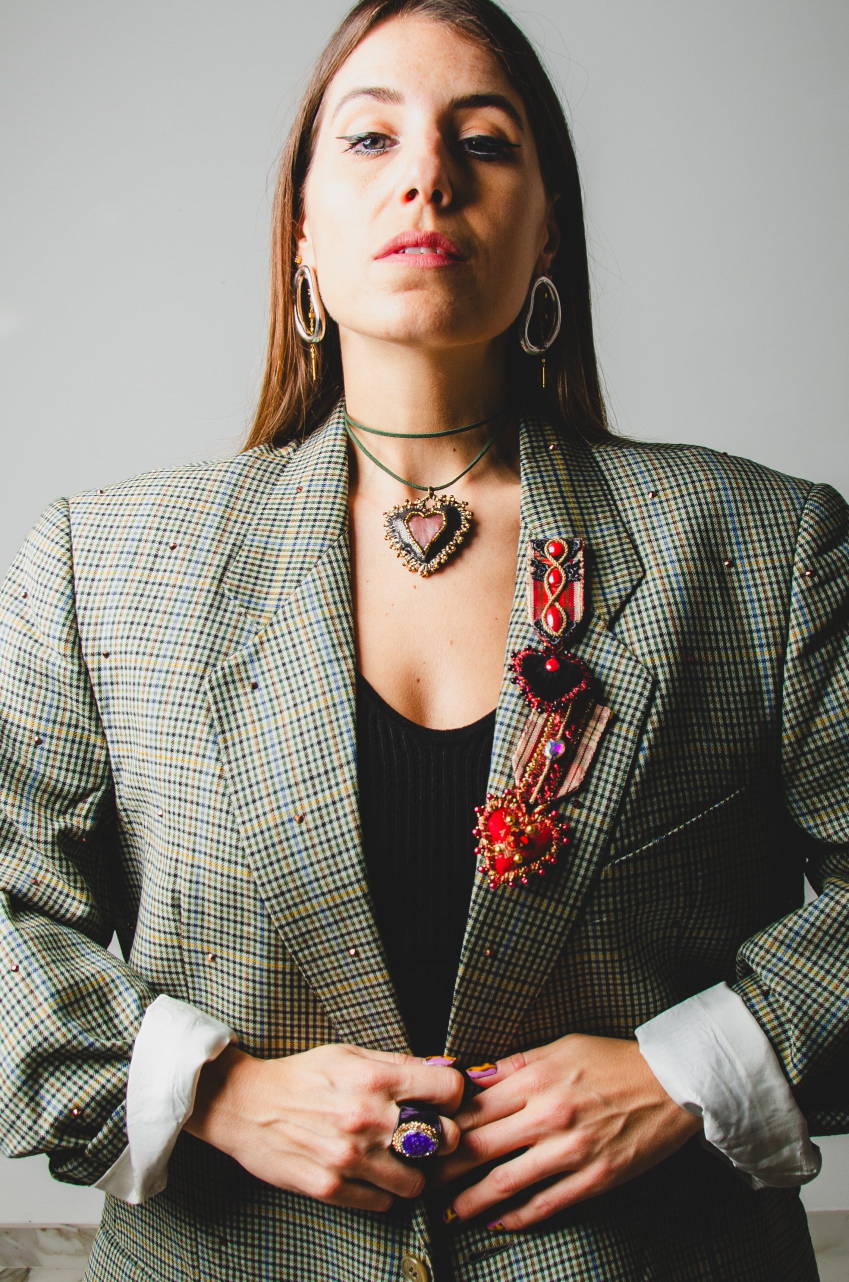 Spilla con pendente a forma di cuore nero ricamata a mano in tartan con pietre rosse