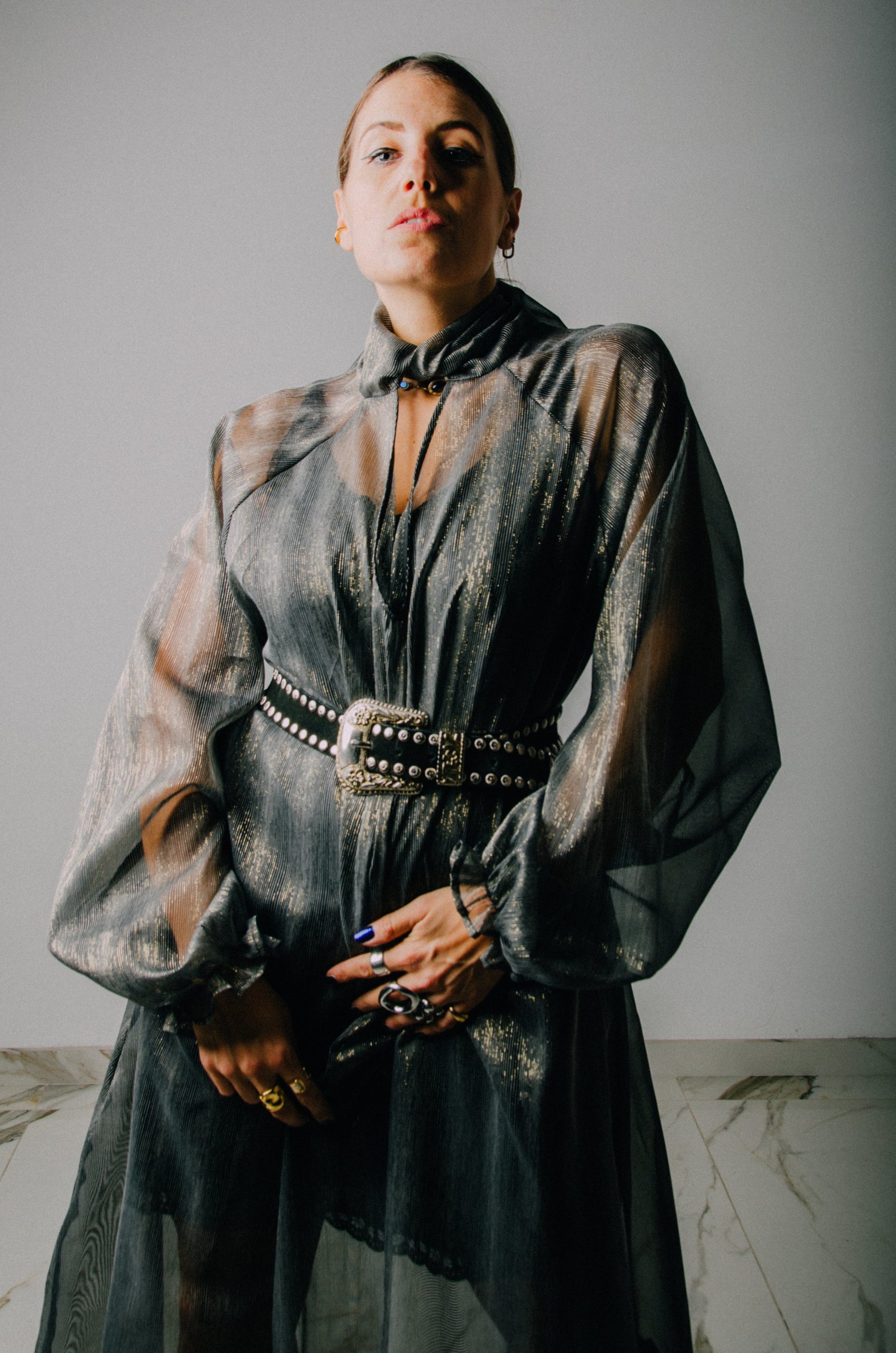 OPERA dress - Vestito sartoriale  accollato / scollo a V  ampio effetto dorato