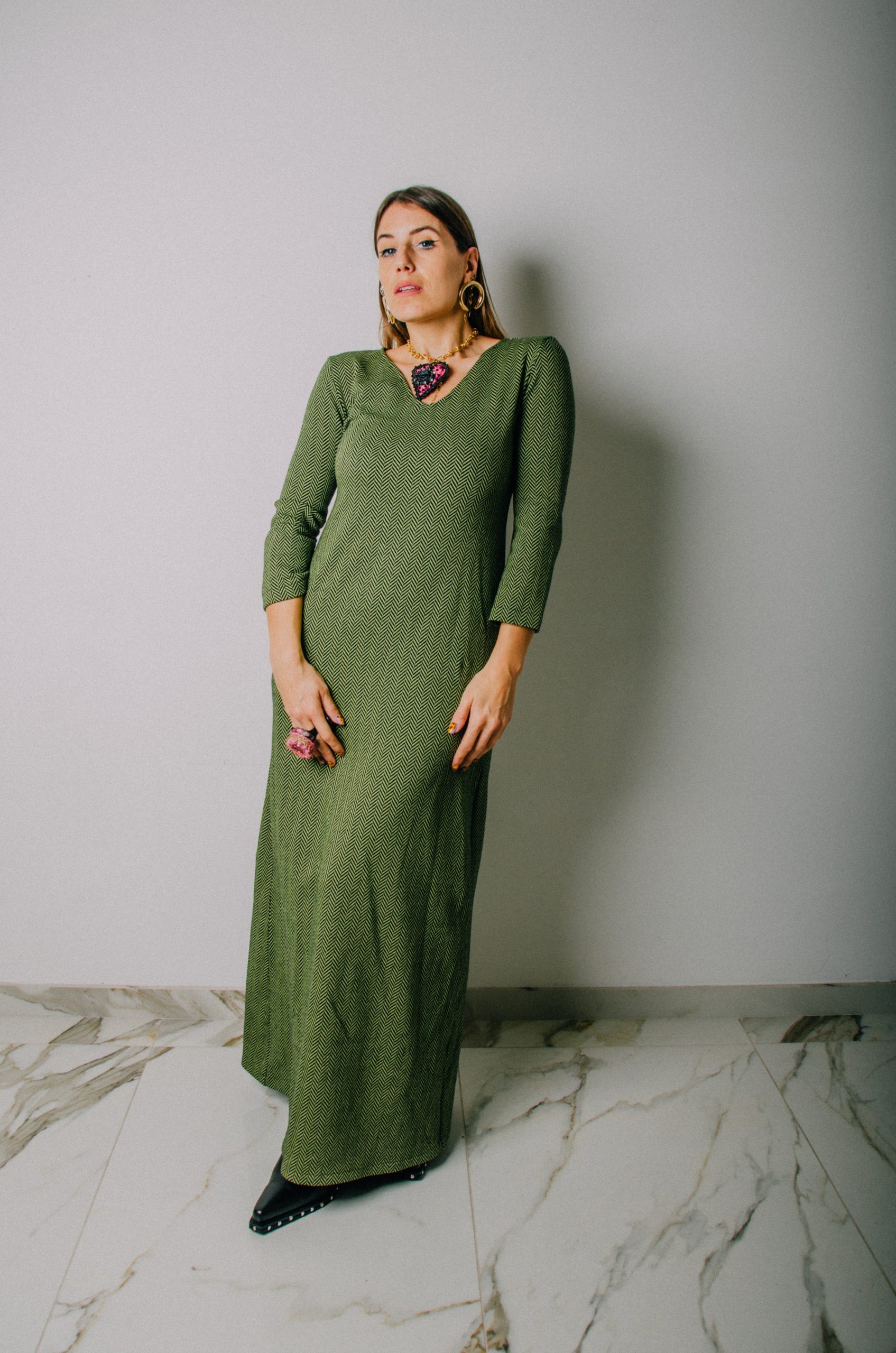 SOFT dress - Vestito con scollo a V/rotondo lungo con maniche a 3/4 fantasia in maglina elasticizzata spina di pesce verde