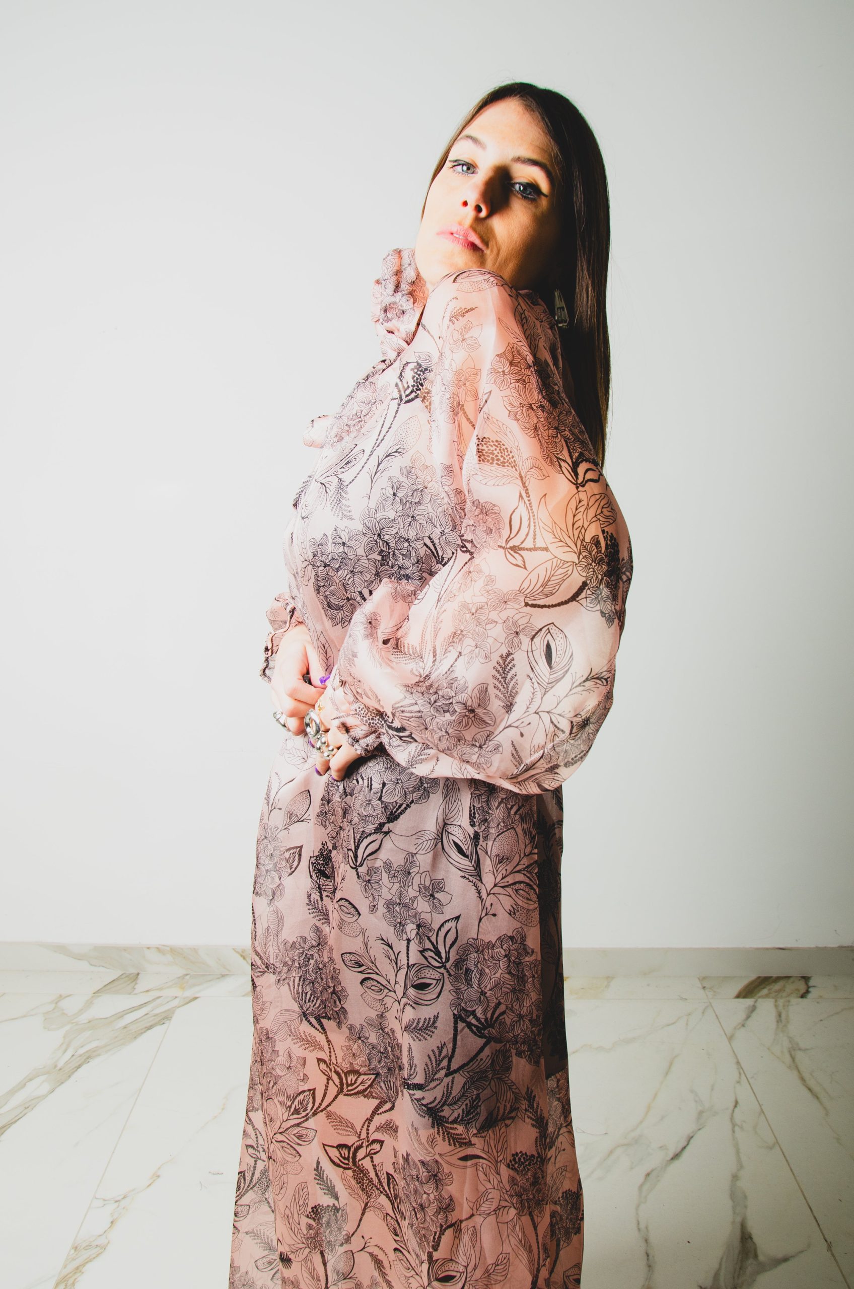 OPERA dress - Vestito sartoriale  accollato / scollo a V  ampio rosa con fiori in georgette