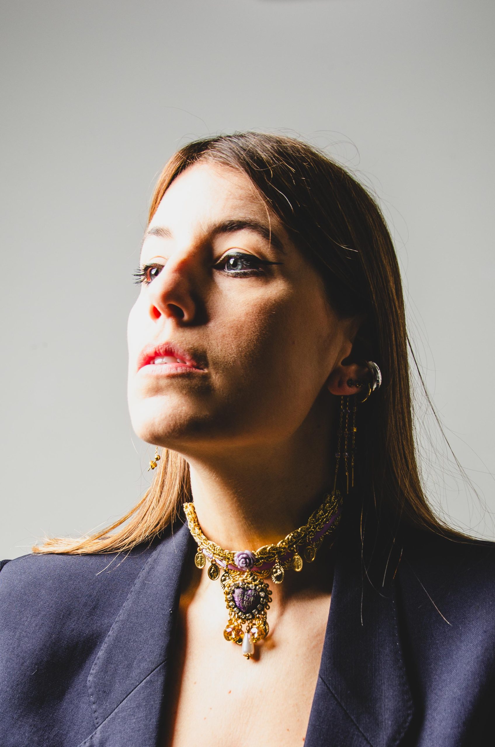 Collana chocker 100% Handmade con cuore ricamato a mano su base di passamaneria dorata e nastrino viola