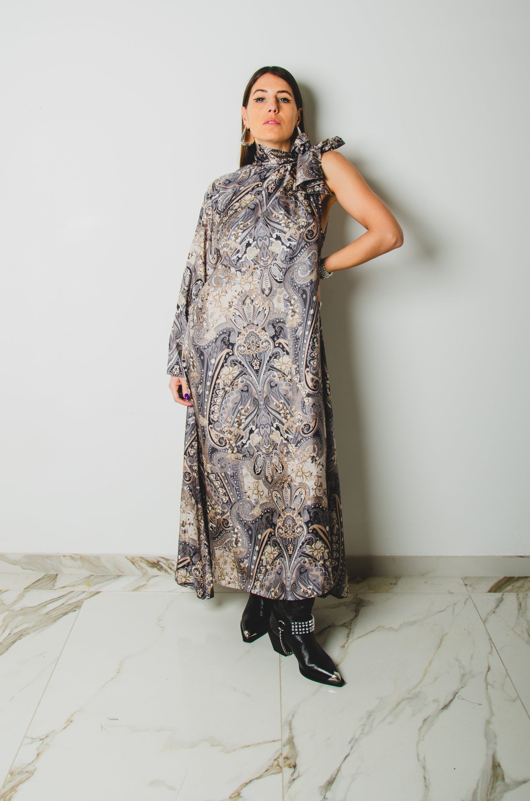 OPERA dress - Vestito sartoriale accollato ampio fantasia astratta grigia in seta- monospalla