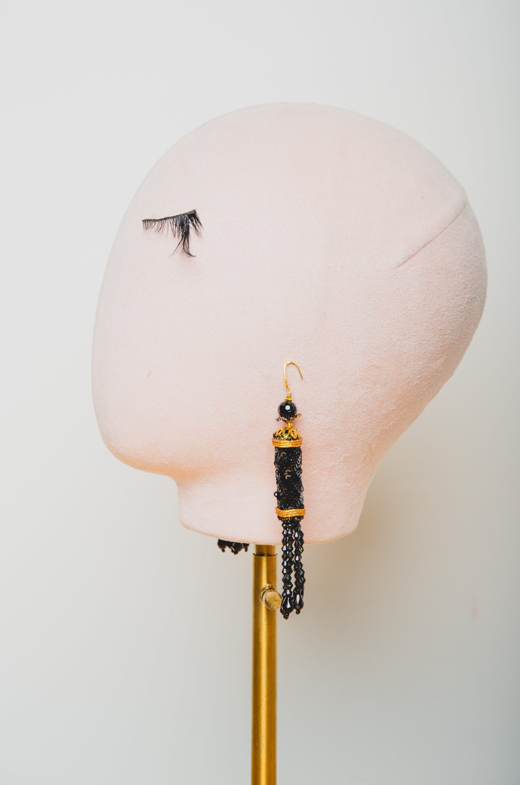 Orecchini a cilindro neri in paillettes con perline pendneti e chiusura dorata in acciaio inossidabile