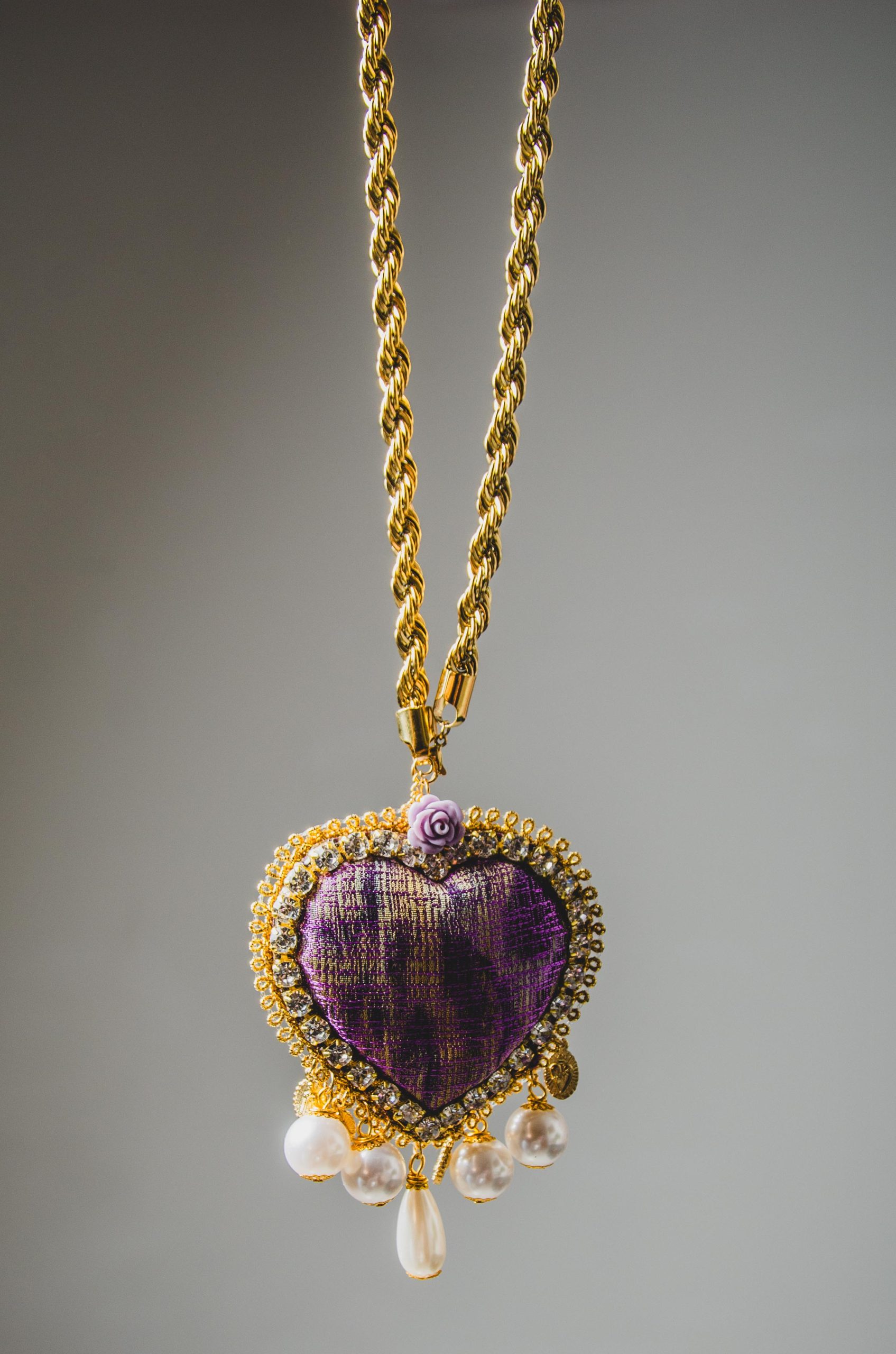 Collana 100% Handmade con maxi cuore ricamato a mano in jacquard viola con perle pendenti