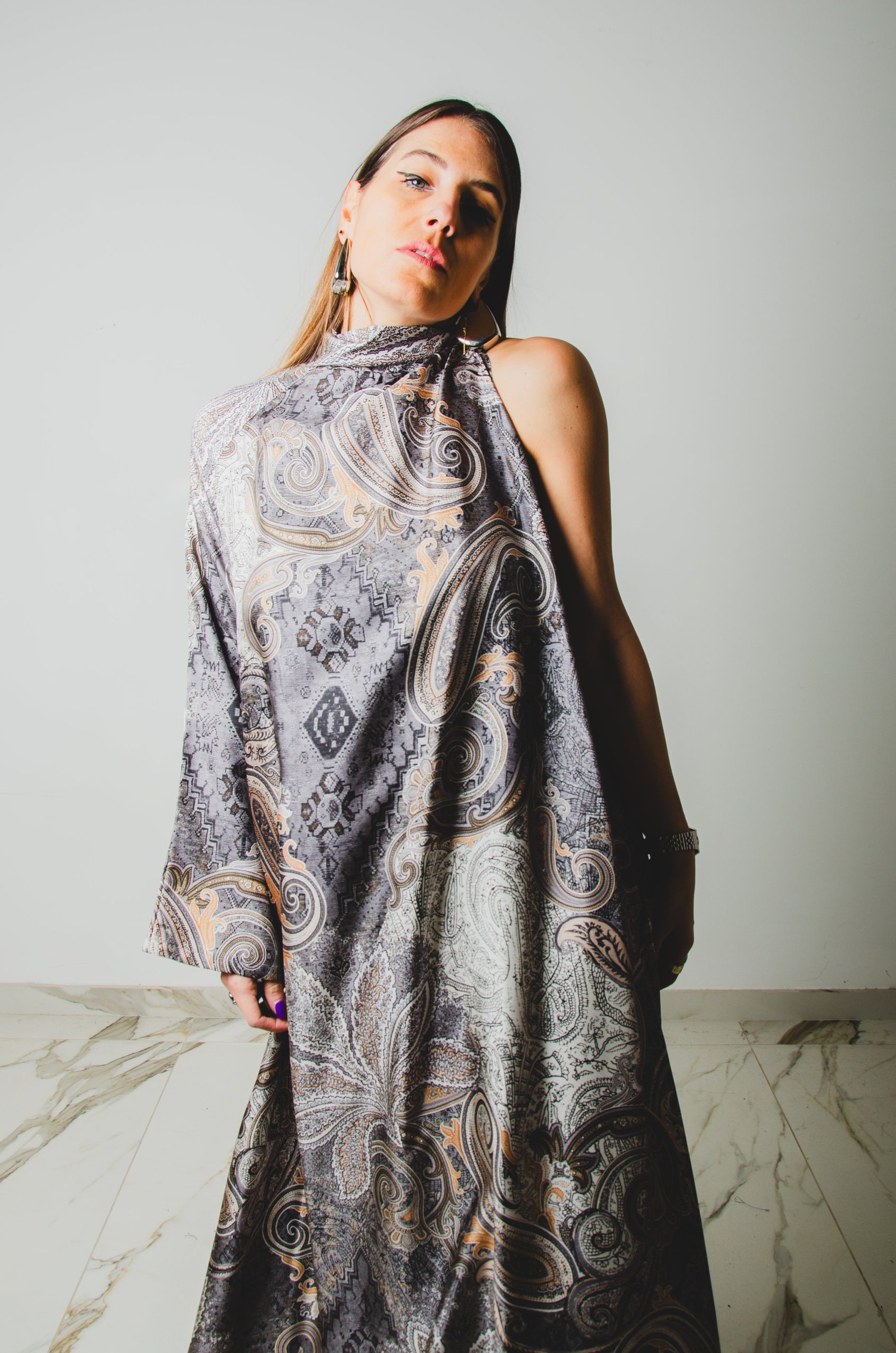 OPERA dress - Vestito sartoriale accollato ampio fantasia astratta grigia in seta- monospalla