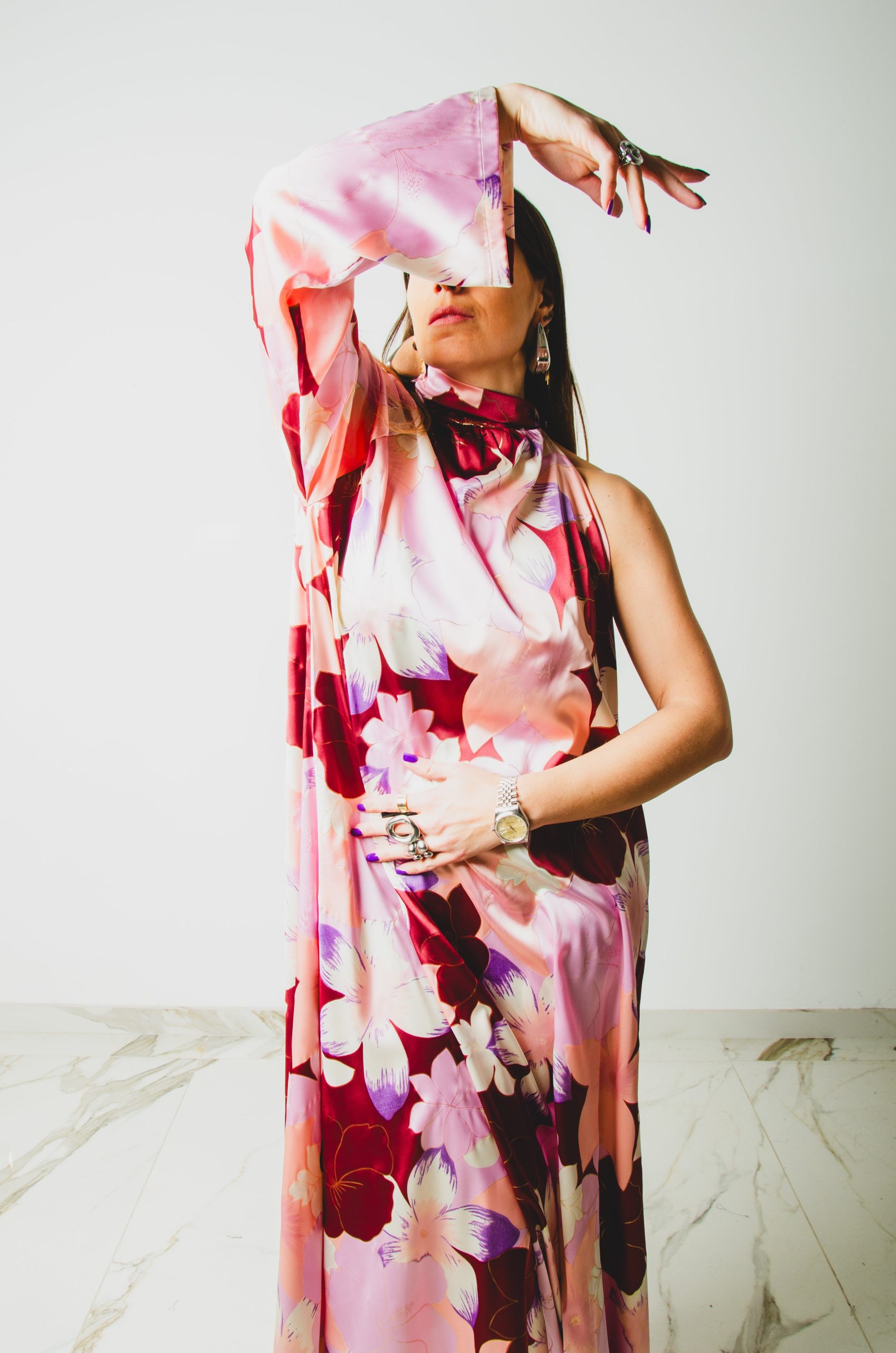 OPERA dress - Vestito sartoriale accollato ampio fantasia a fiori rosa in seta- monospalla