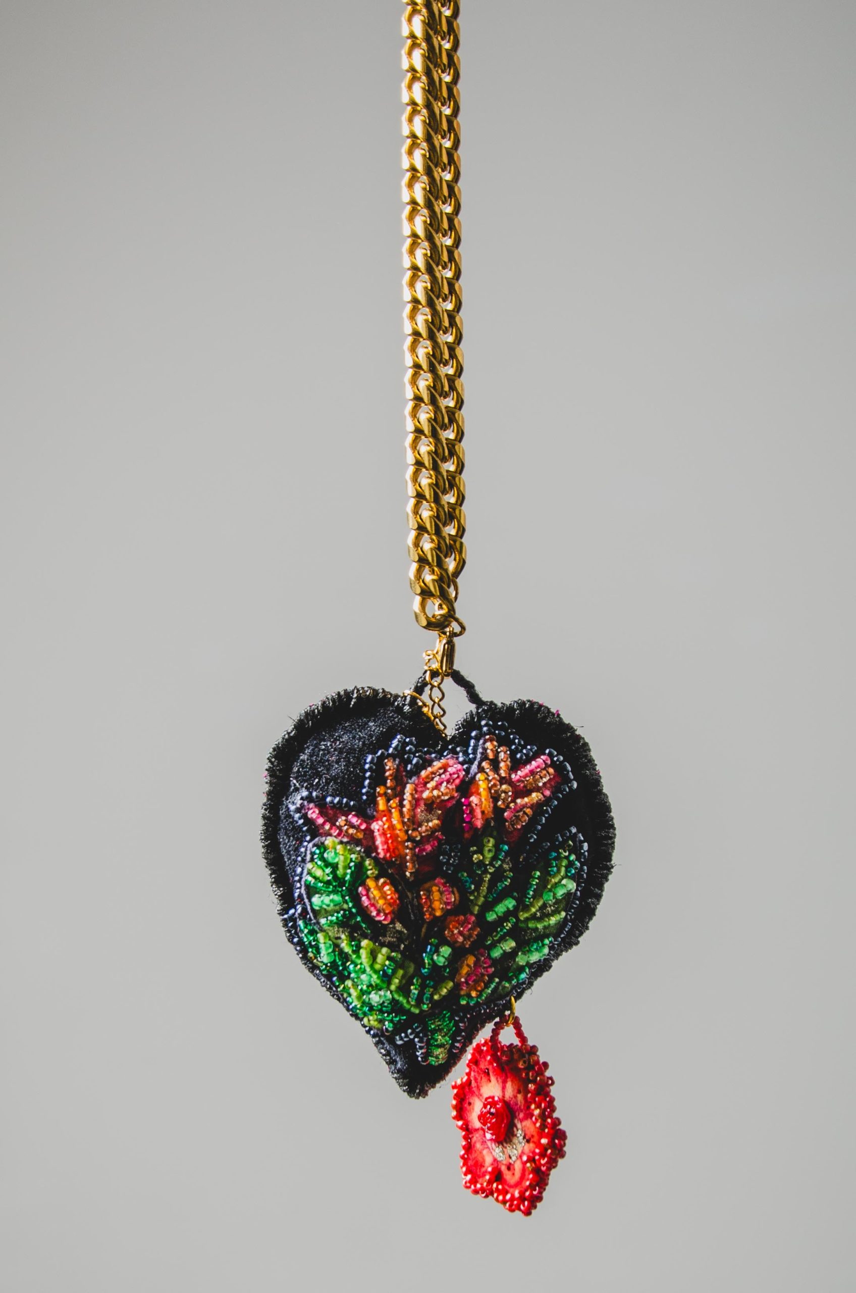 Collana 100% Handmade con maxi ciondolo a cuore con fiori ricamato a mano su velluto nero con fiore - catena in acciaio inossidabile