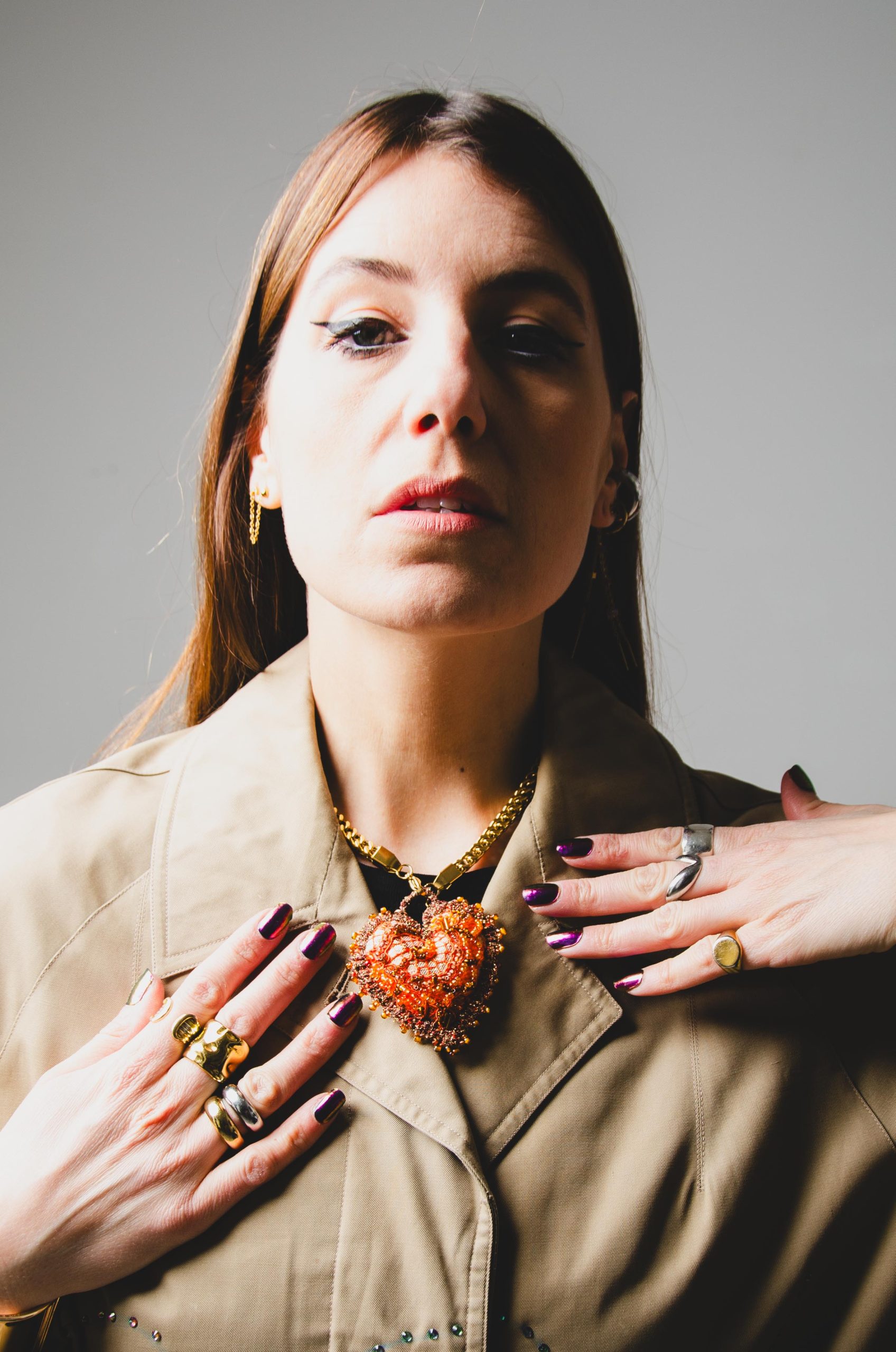 Collana 100% handmade ricamata a mano con pizzo e base arancione