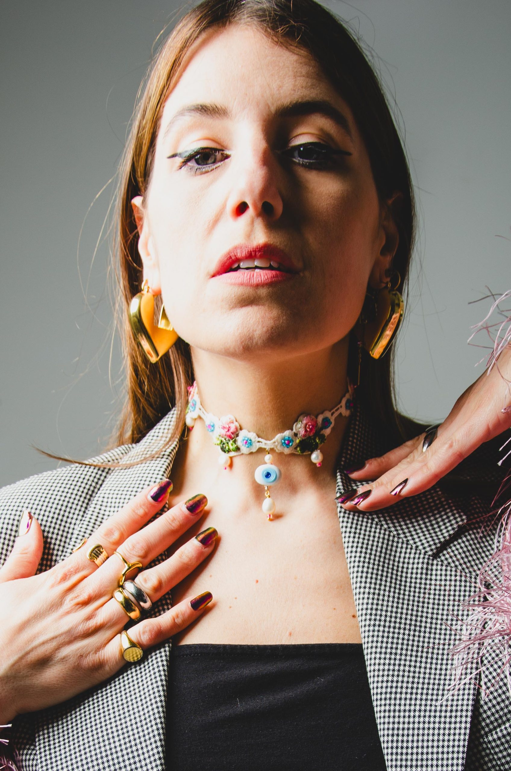 Collana chocker 100% Handmade in pizzo bianco ricamato a mano con occhio “portafortuna” pendente