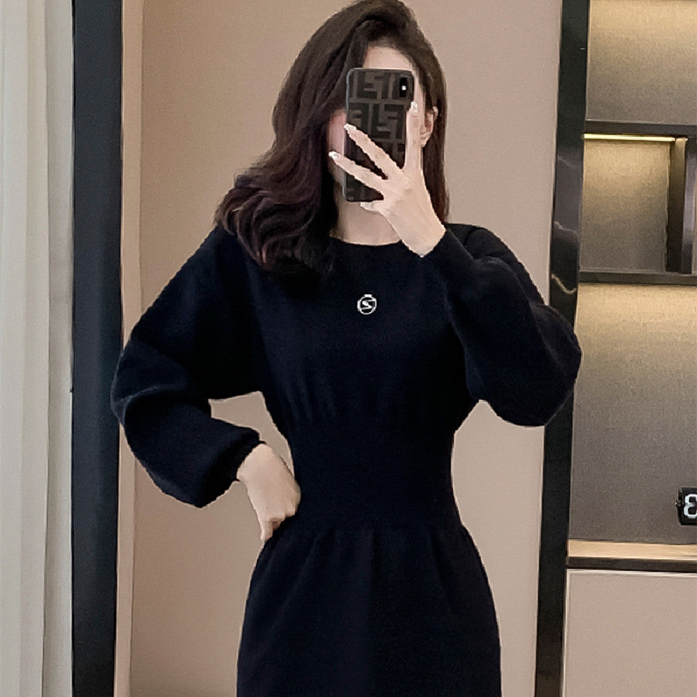 Abito lavorato a maglia a maniche lunghe e gonna corta