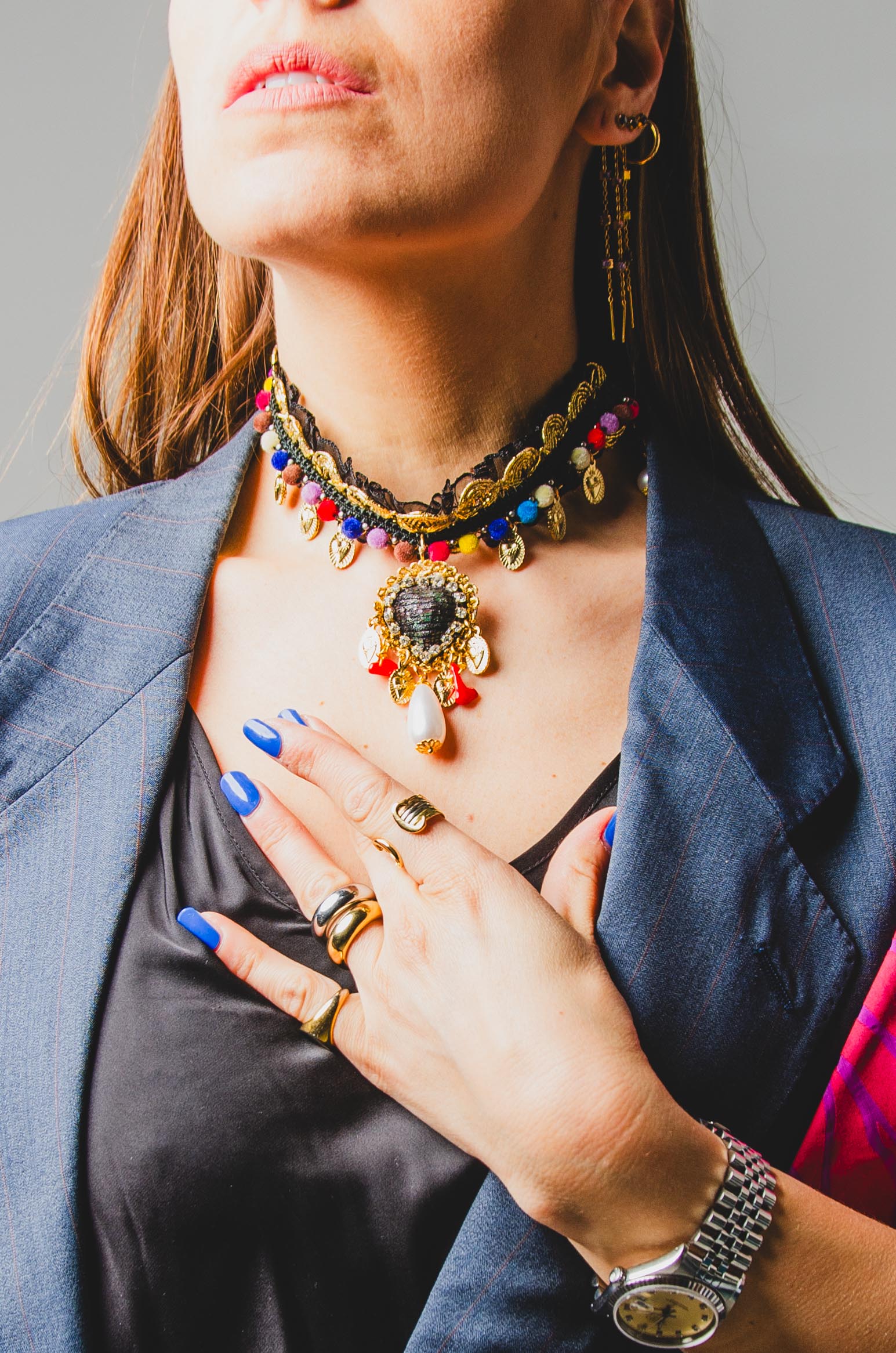 Collana chocker 100% Handmade con cuore ricamato a mano su base di passamaneria dorata con pon pon