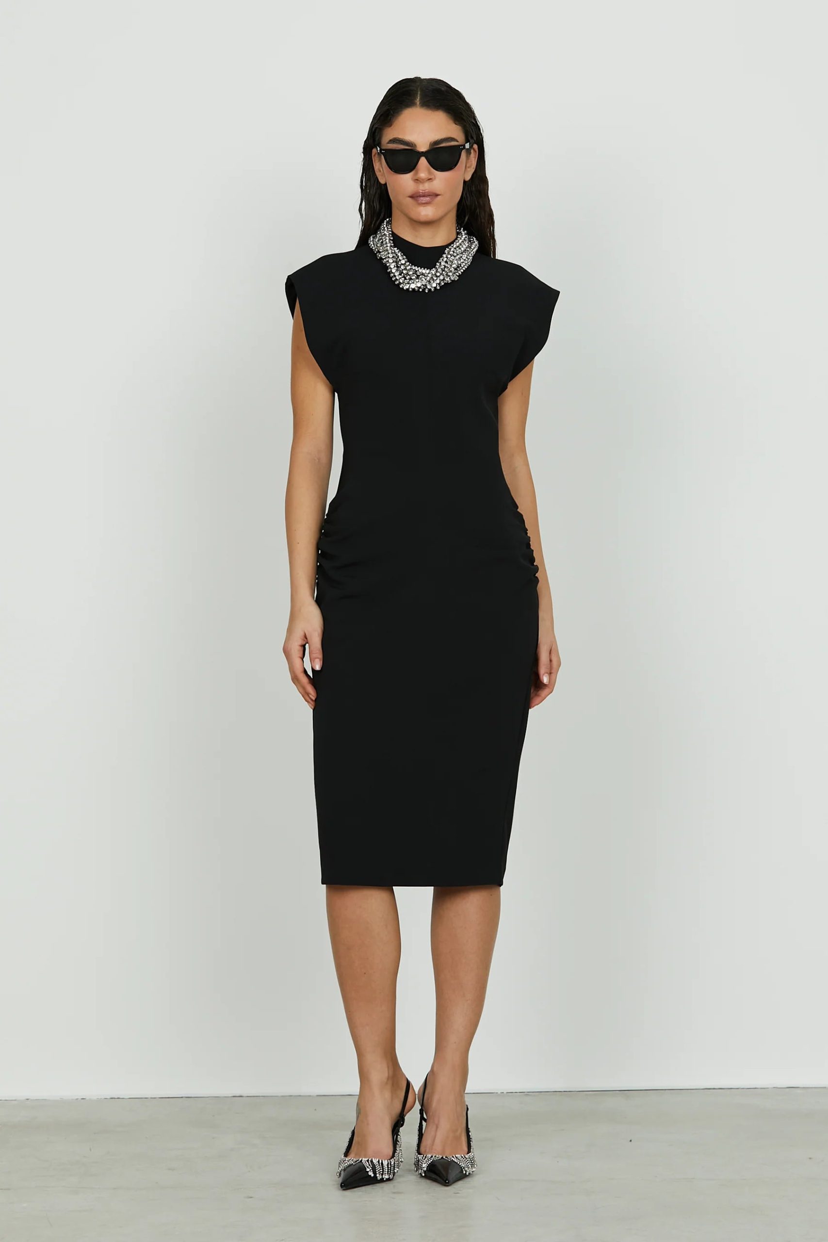 Abito BORLA midi con arricci laterali più apert.schiena più collana strass RELISH